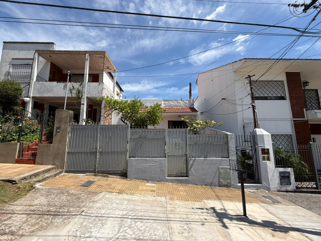 aparopropiedades - Casa con patio en Quilmes 