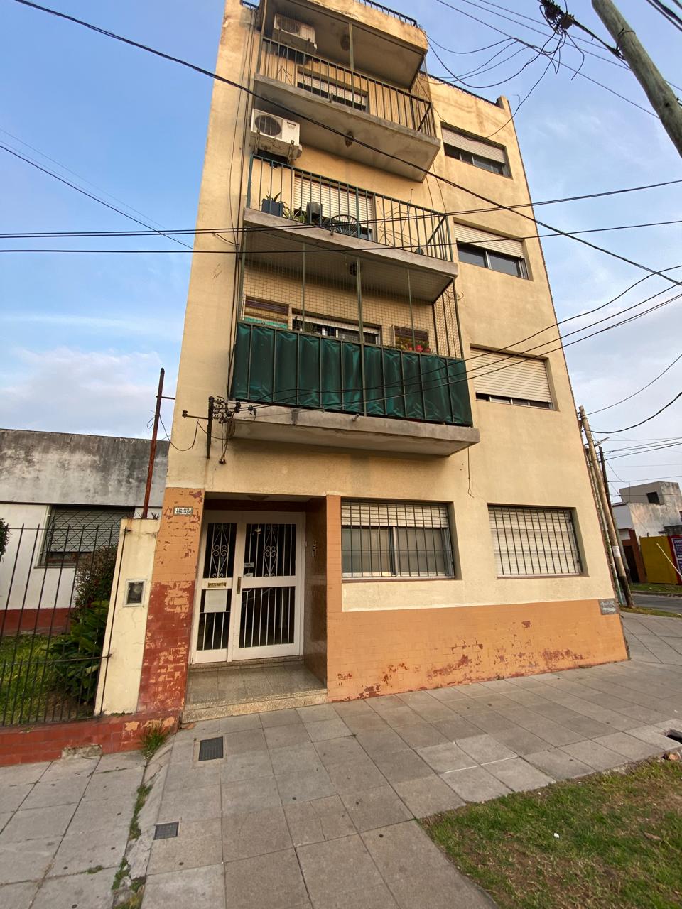 aparopropiedades - Departamento de 2 ambientes con patio en Quilmes Oeste