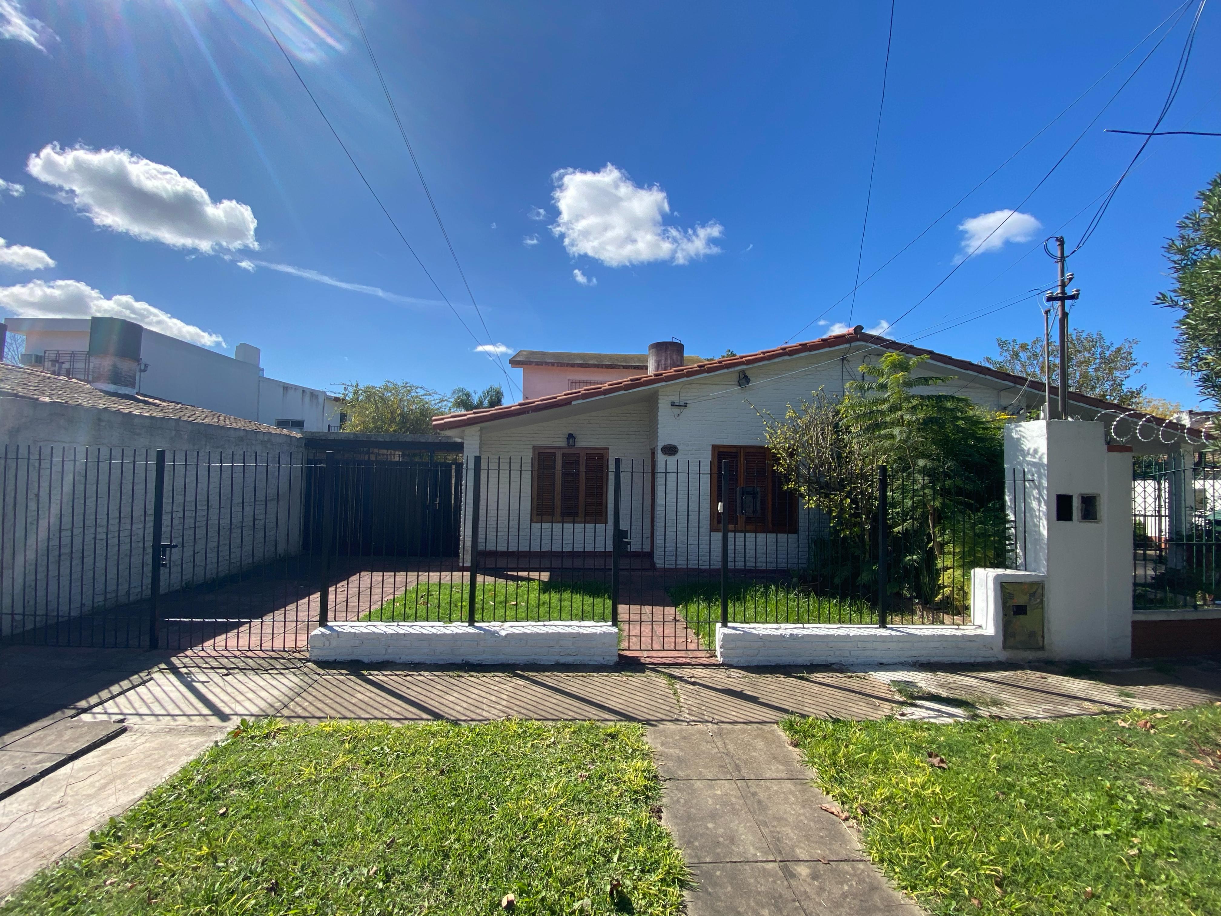 venta - Casa 5 Ambientes con Cochera y Fondo Libre con Piscina en Berazategui