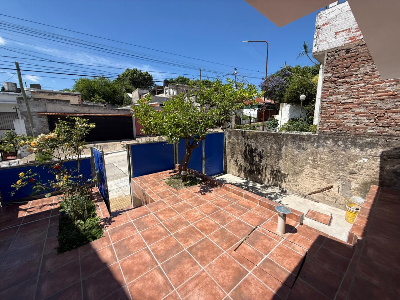 aparopropiedades - Casa con patio en Quilmes 