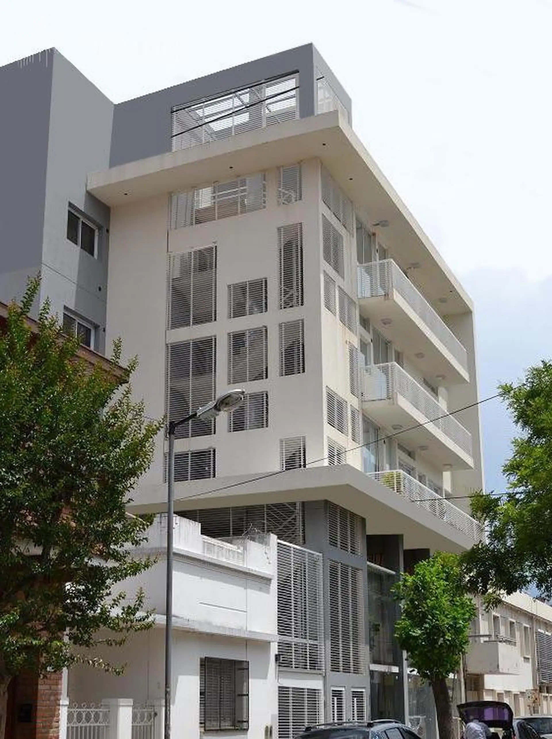 aparopropiedades - Departamento de 2 ambientes en Bernal centro con cochera