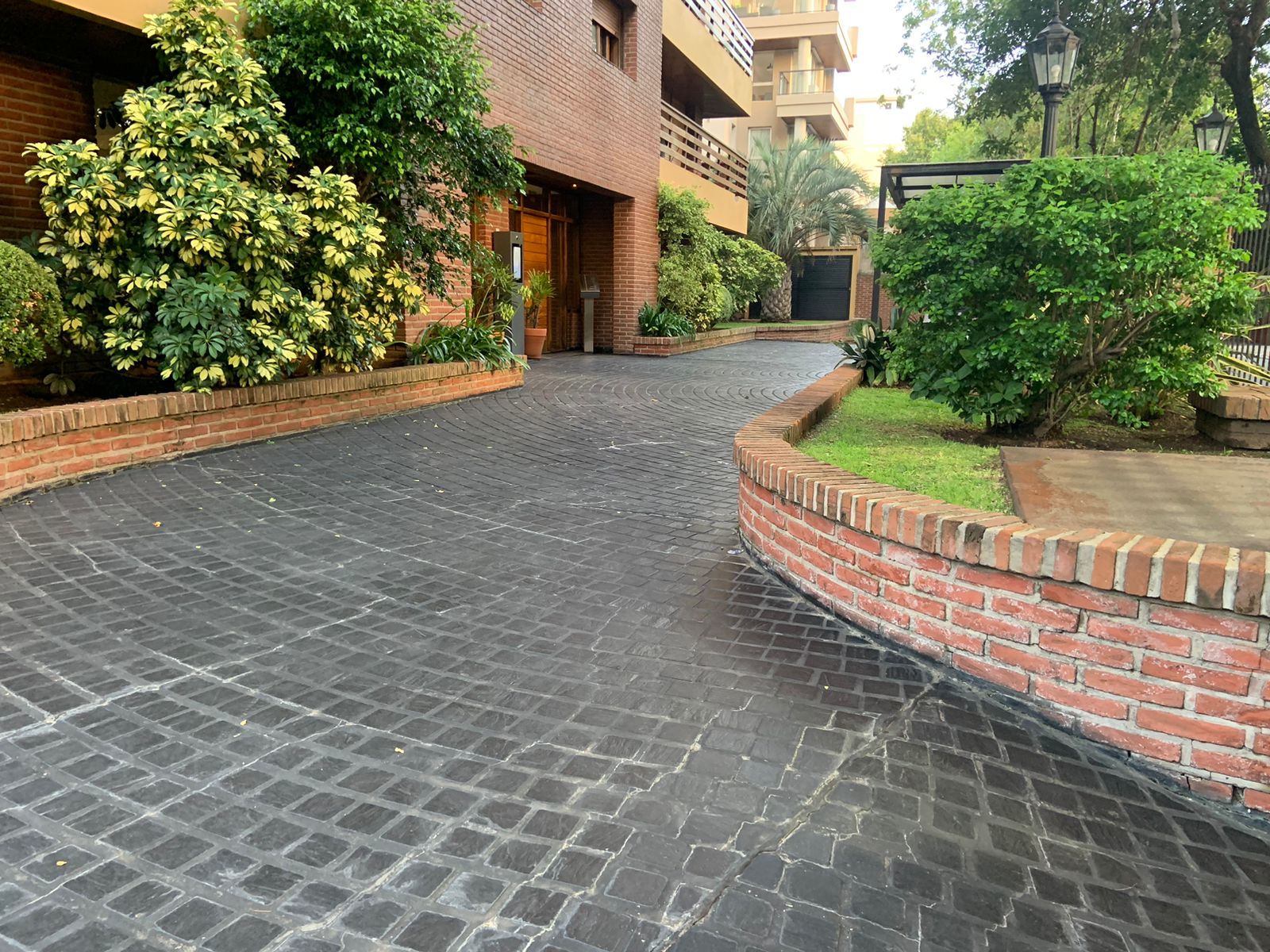 aparopropiedades - Departamento de 4 ambientes con cochera en Quilmes centro