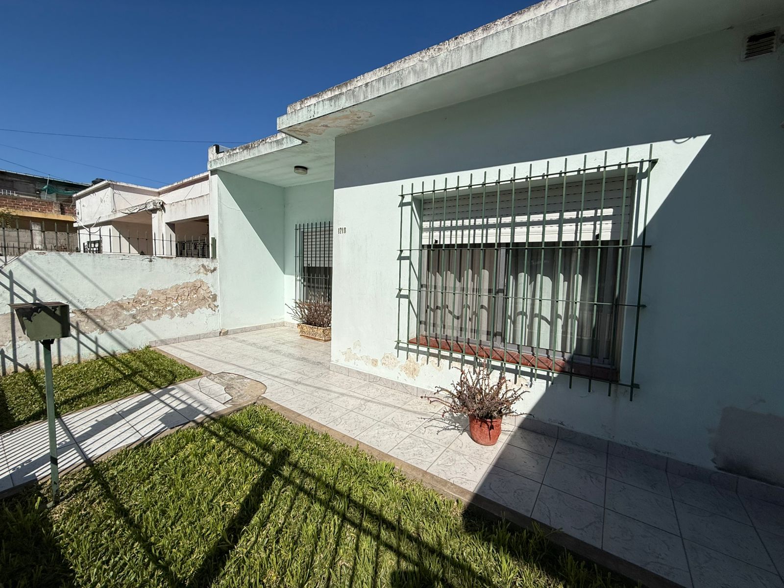 aparopropiedades - Casa a la venta en Quilmes Este