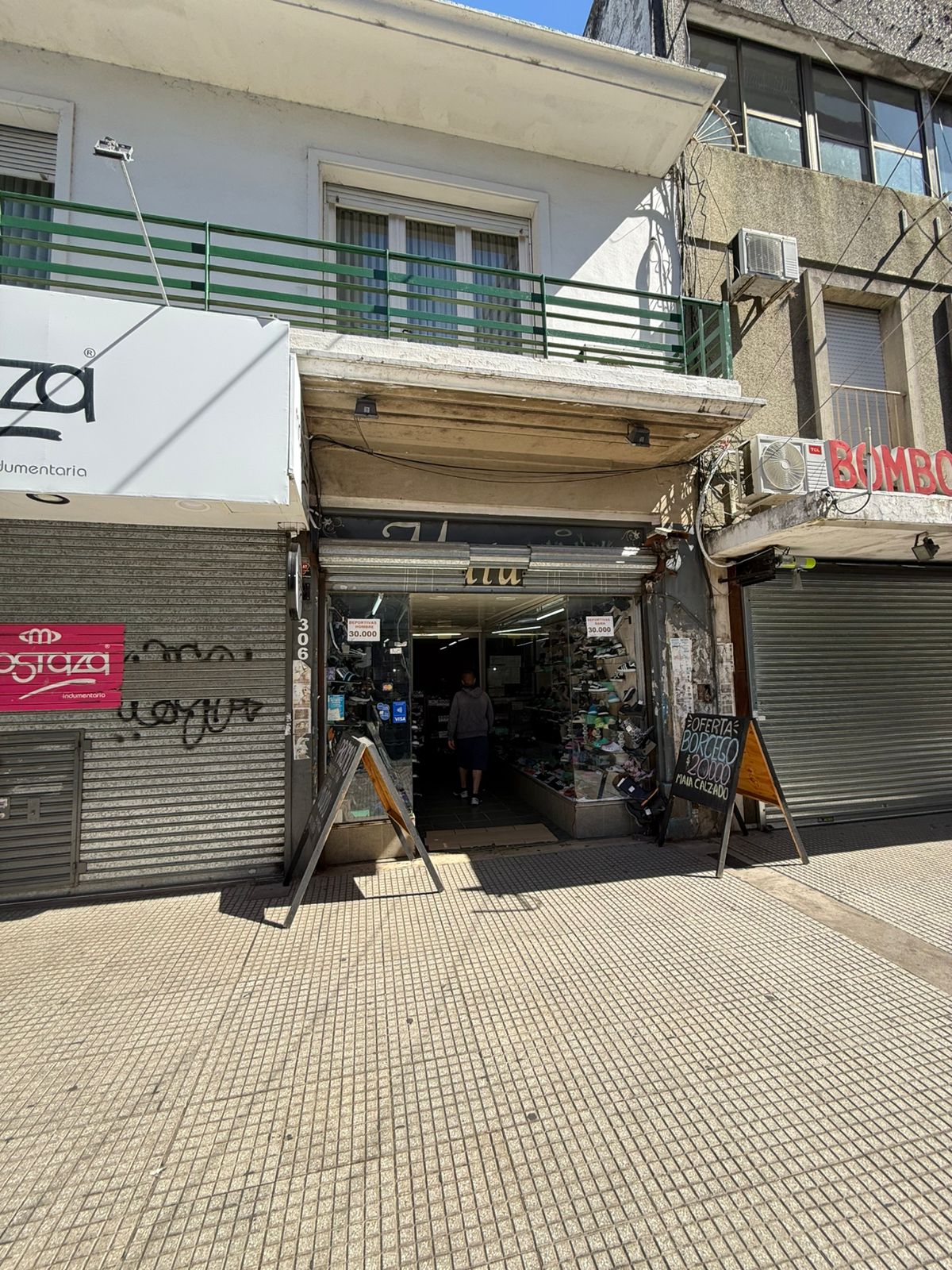 aparopropiedades - Local comercial sobre Rivadavia