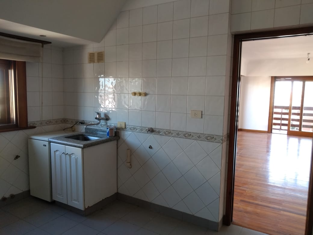 aparopropiedades - Departamento de 4 ambientes con cochera en Quilmes centro