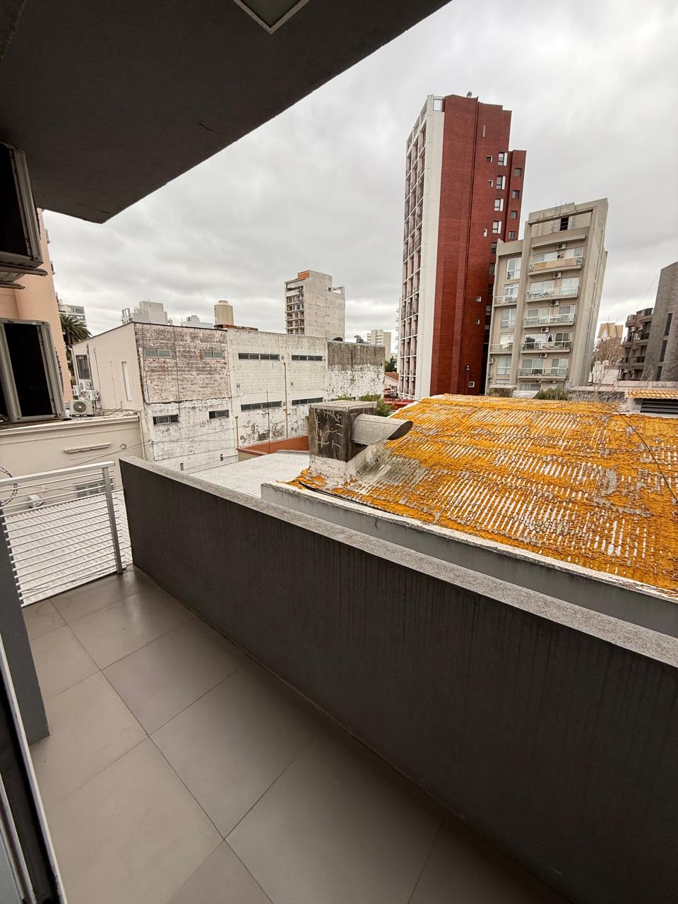 aparopropiedades - Departamento de 2 ambientes en Bernal centro con cochera