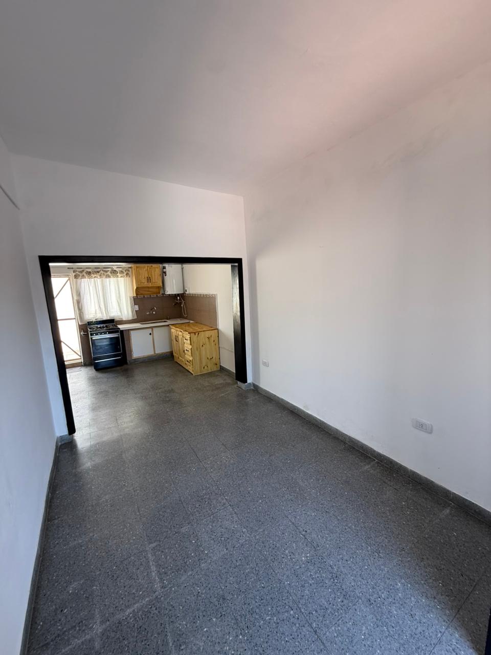 aparopropiedades - Casa con patio en Quilmes 