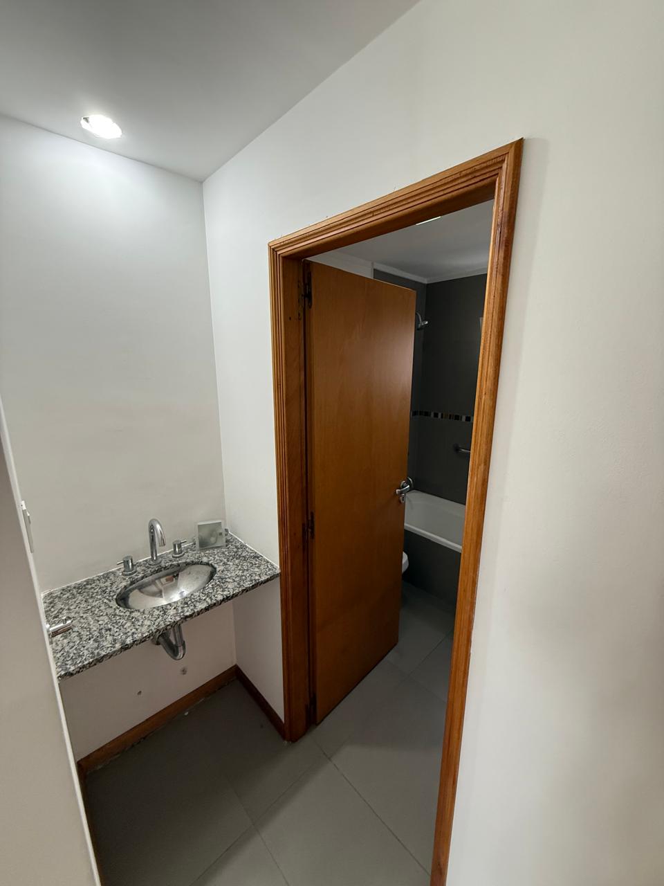 aparopropiedades - Departamento de 2 ambientes en Bernal centro con cochera