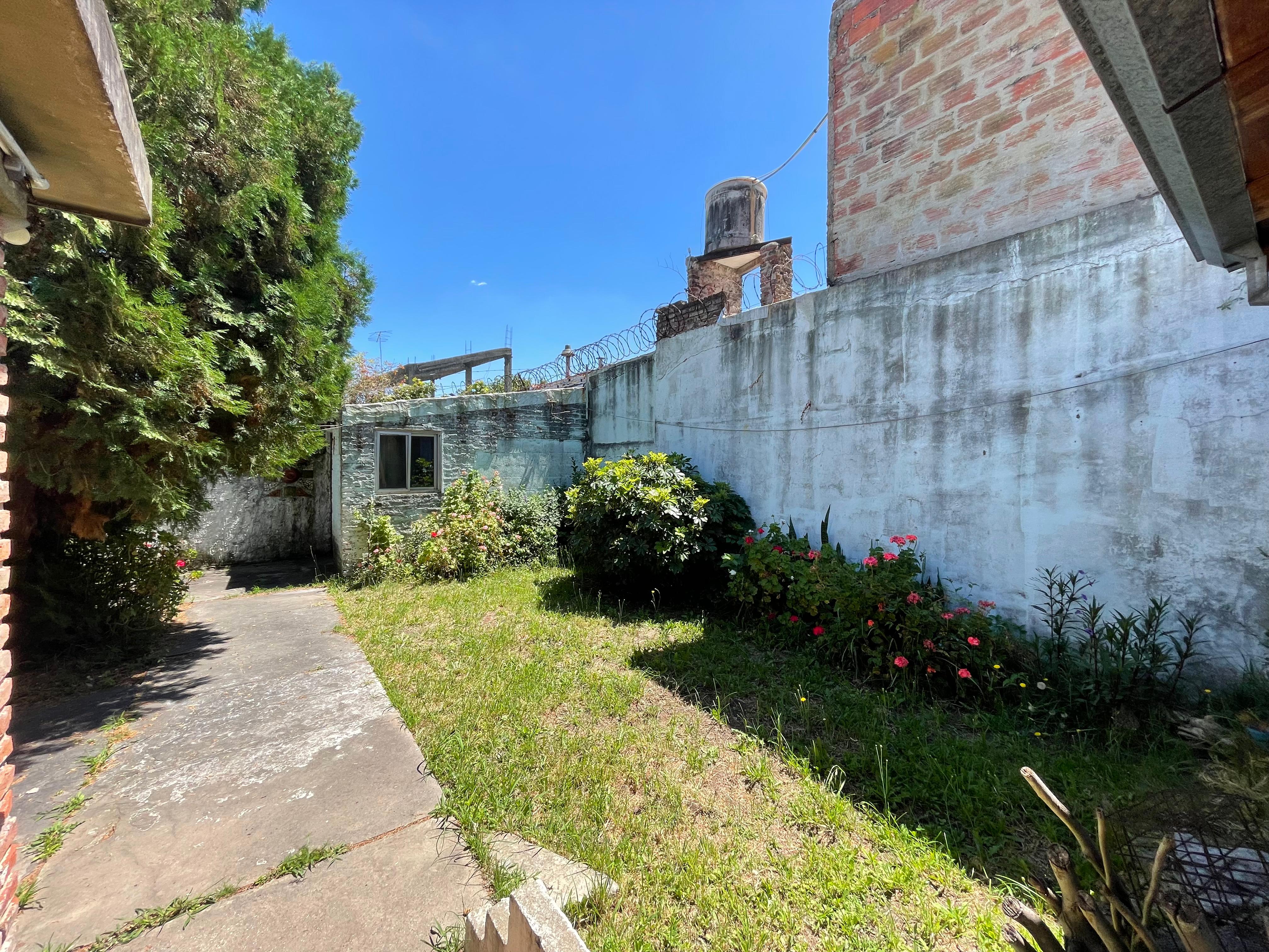 aparopropiedades - Casa en dos plantas a la venta