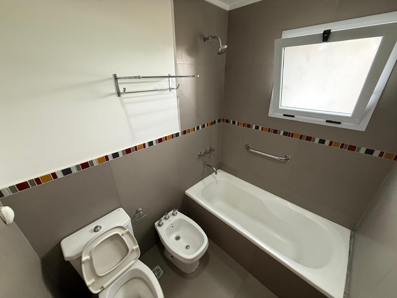 aparopropiedades - Departamento de 2 ambientes en Bernal centro con cochera