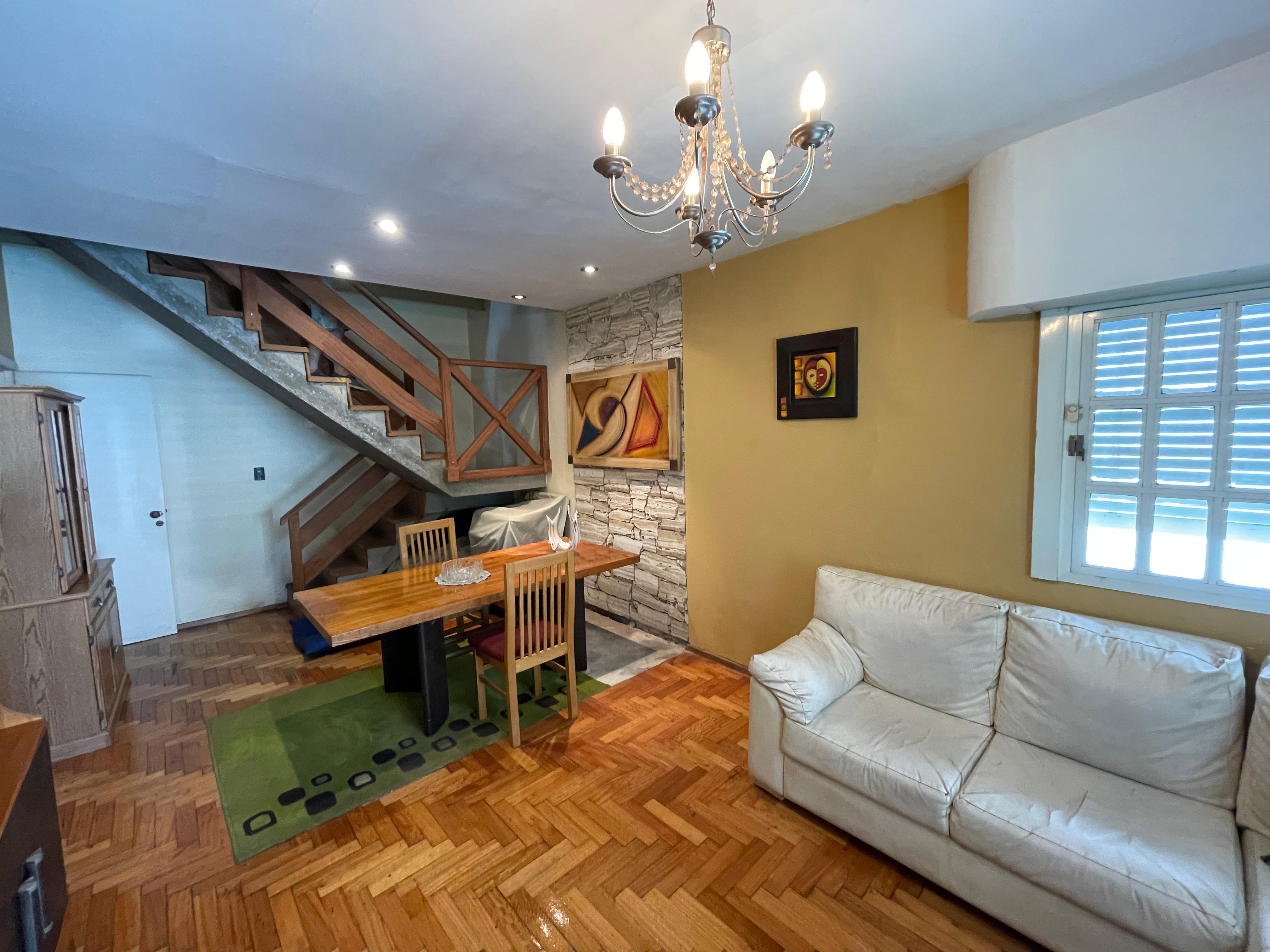 aparopropiedades - Casa en dos Plantas a la venta