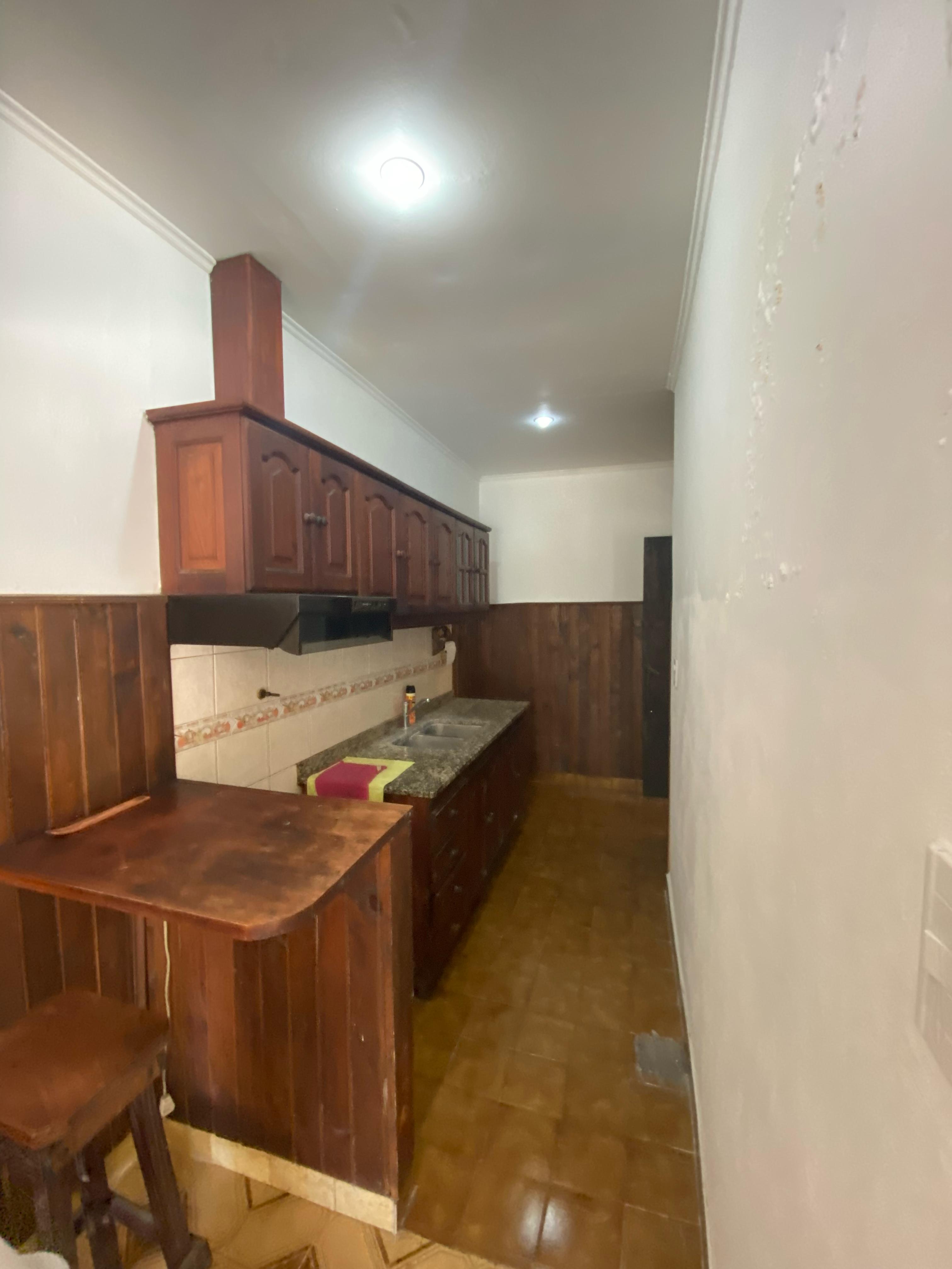 aparopropiedades - Casa 5 Ambientes con Cochera y Fondo Libre con Piscina en Berazategui