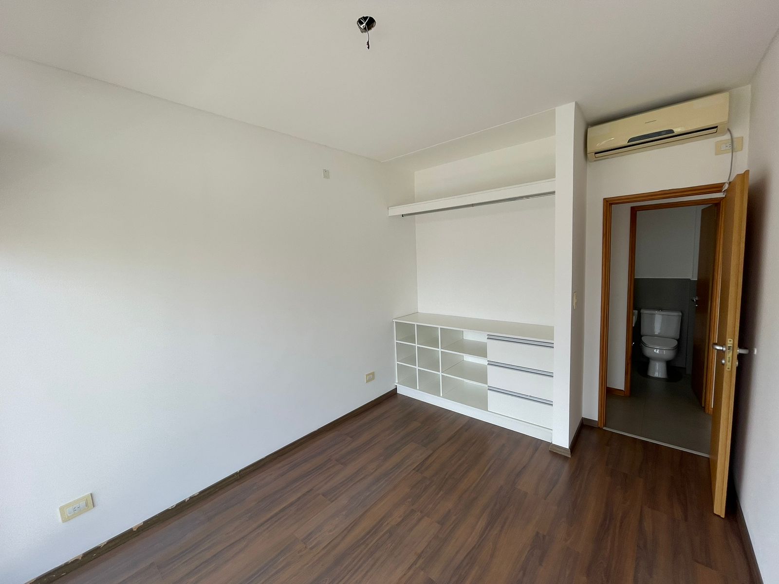 aparopropiedades - Departamento de 3 ambientes con cochera en Bernal Centro