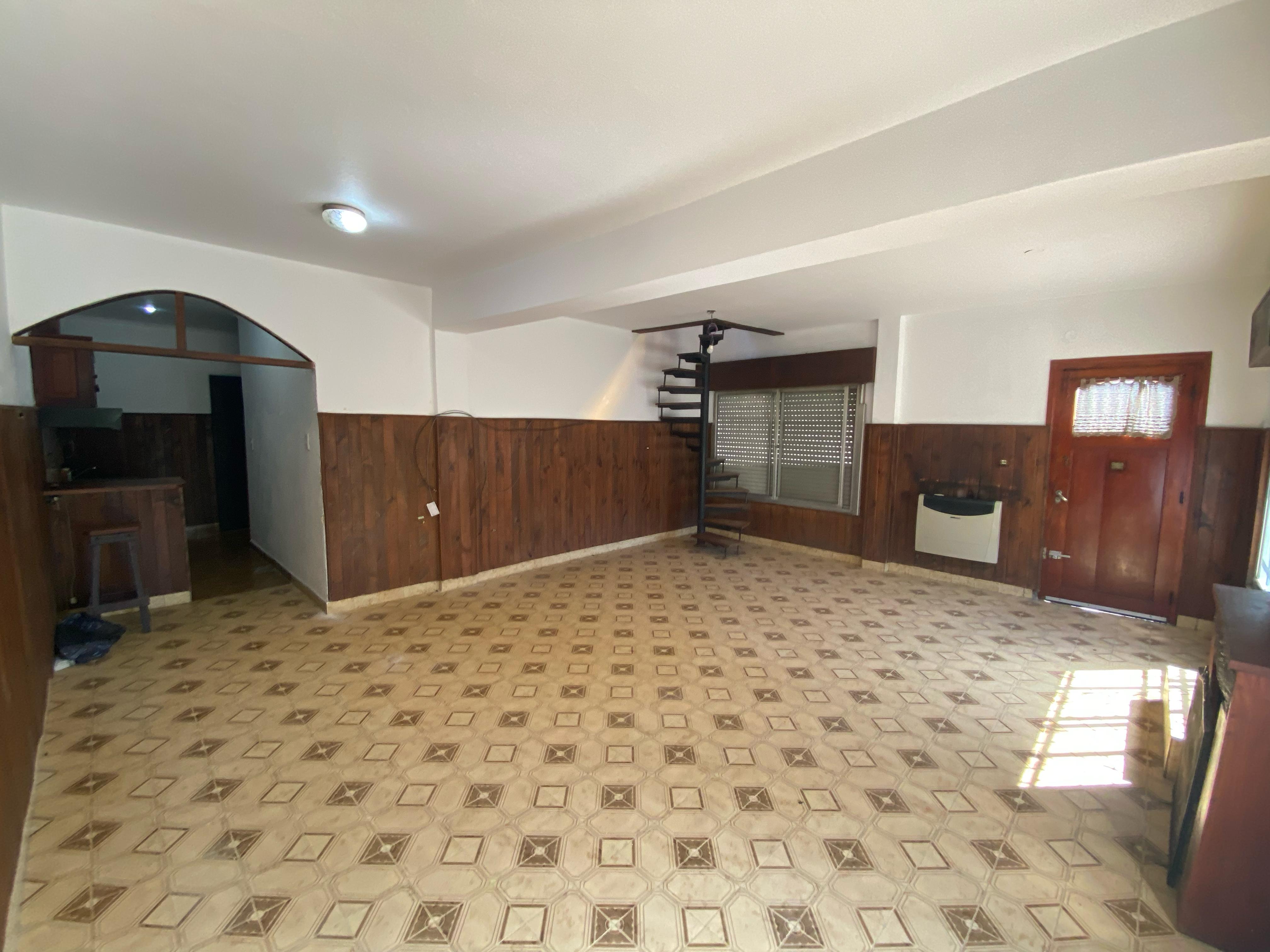 aparopropiedades - Casa 5 Ambientes con Cochera y Fondo Libre con Piscina en Berazategui