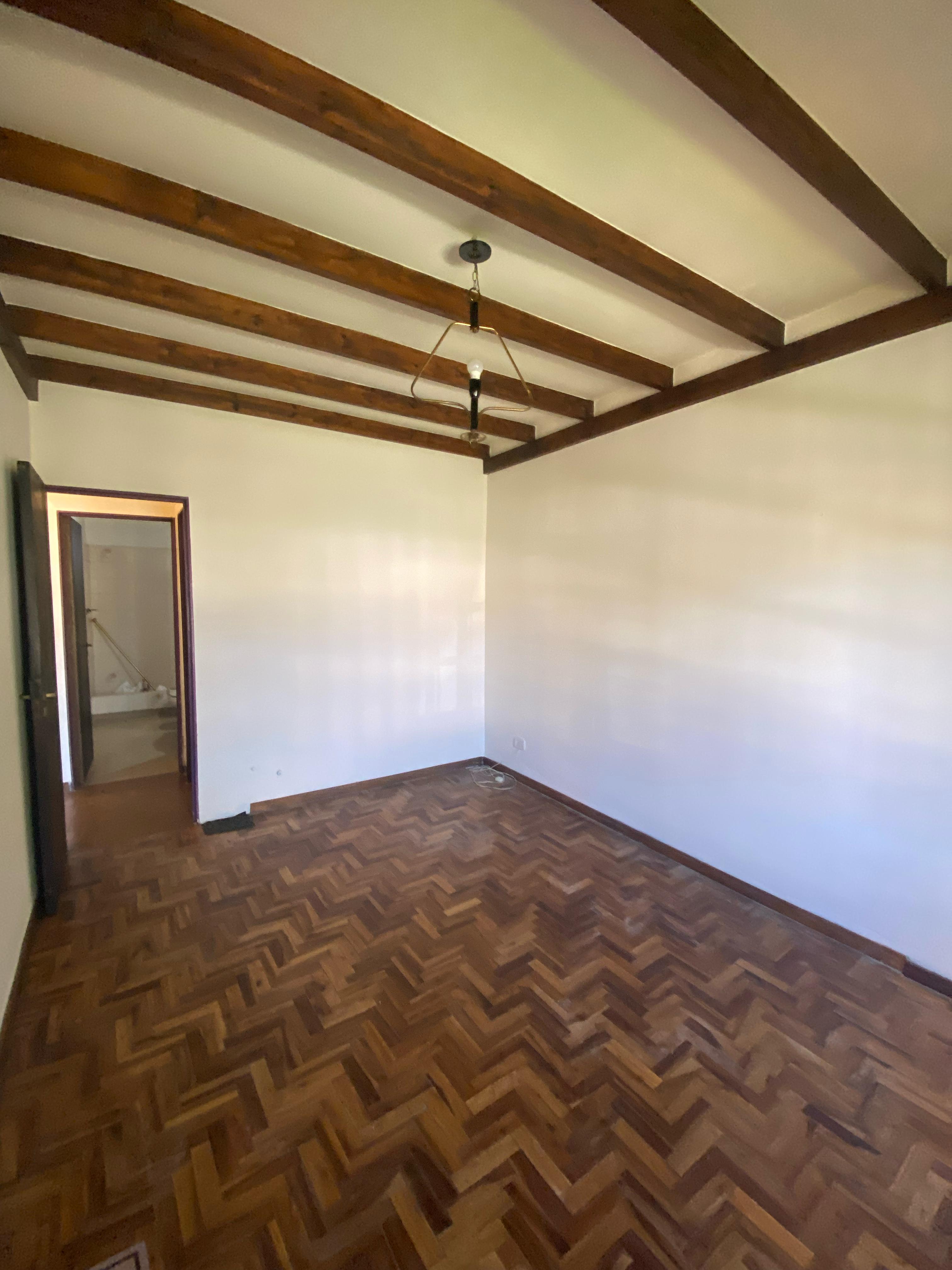 aparopropiedades - Casa 5 Ambientes con Cochera y Fondo Libre con Piscina en Berazategui