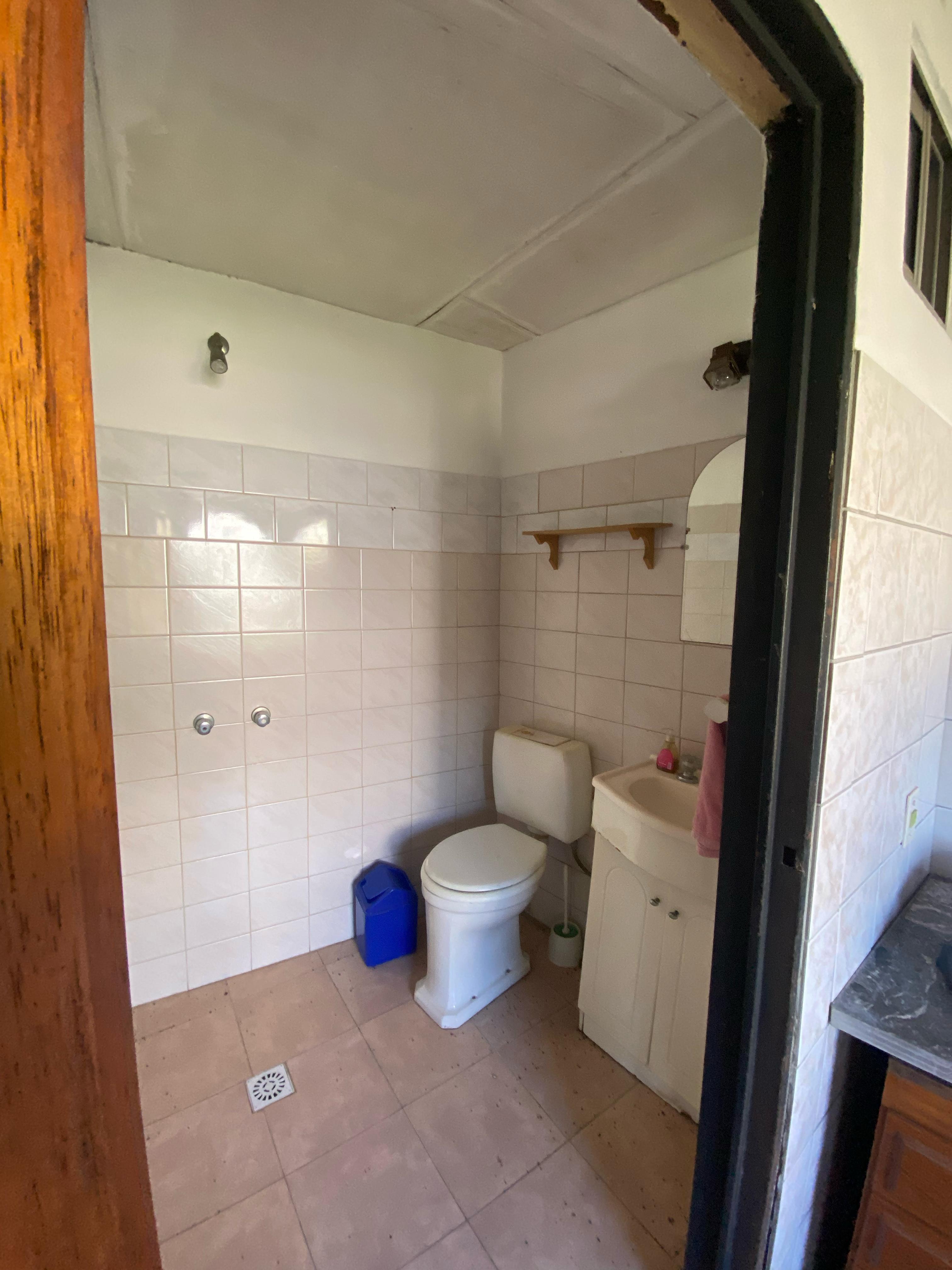 aparopropiedades - Casa 5 Ambientes con Cochera y Fondo Libre con Piscina en Berazategui