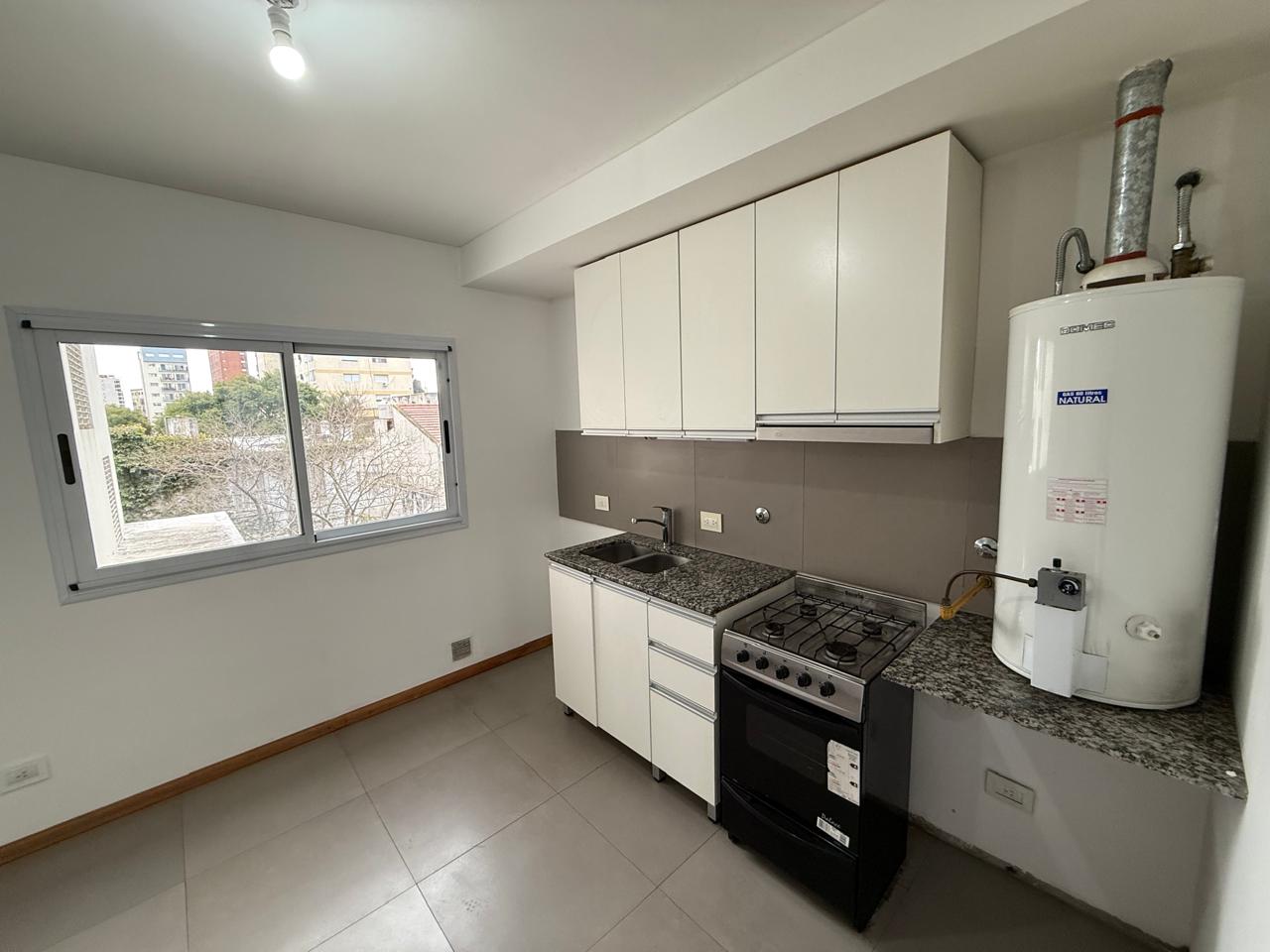 aparopropiedades - Departamento de 2 ambientes en Bernal centro con cochera