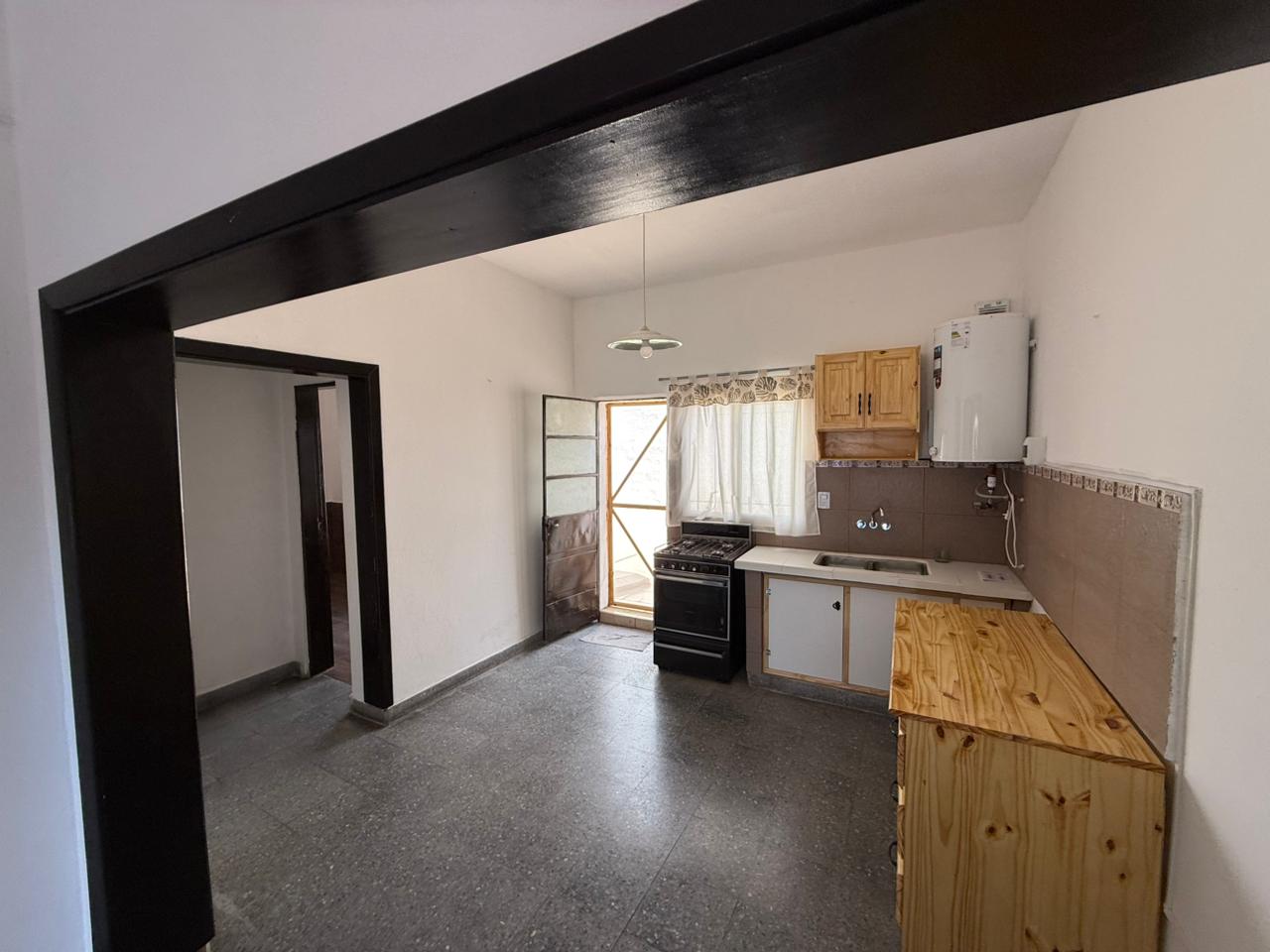 aparopropiedades - Casa con patio en Quilmes 