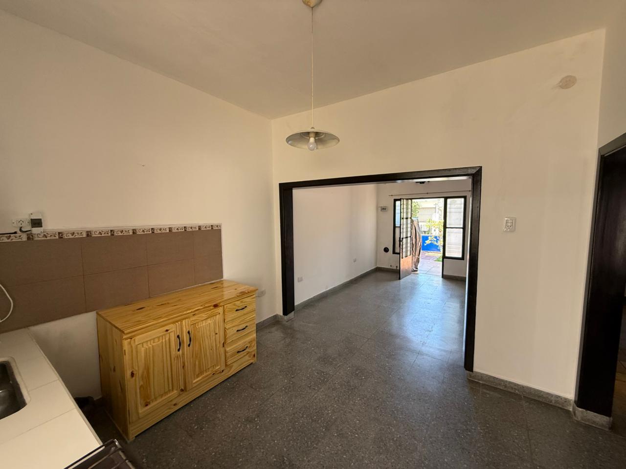 aparopropiedades - Casa con patio en Quilmes 