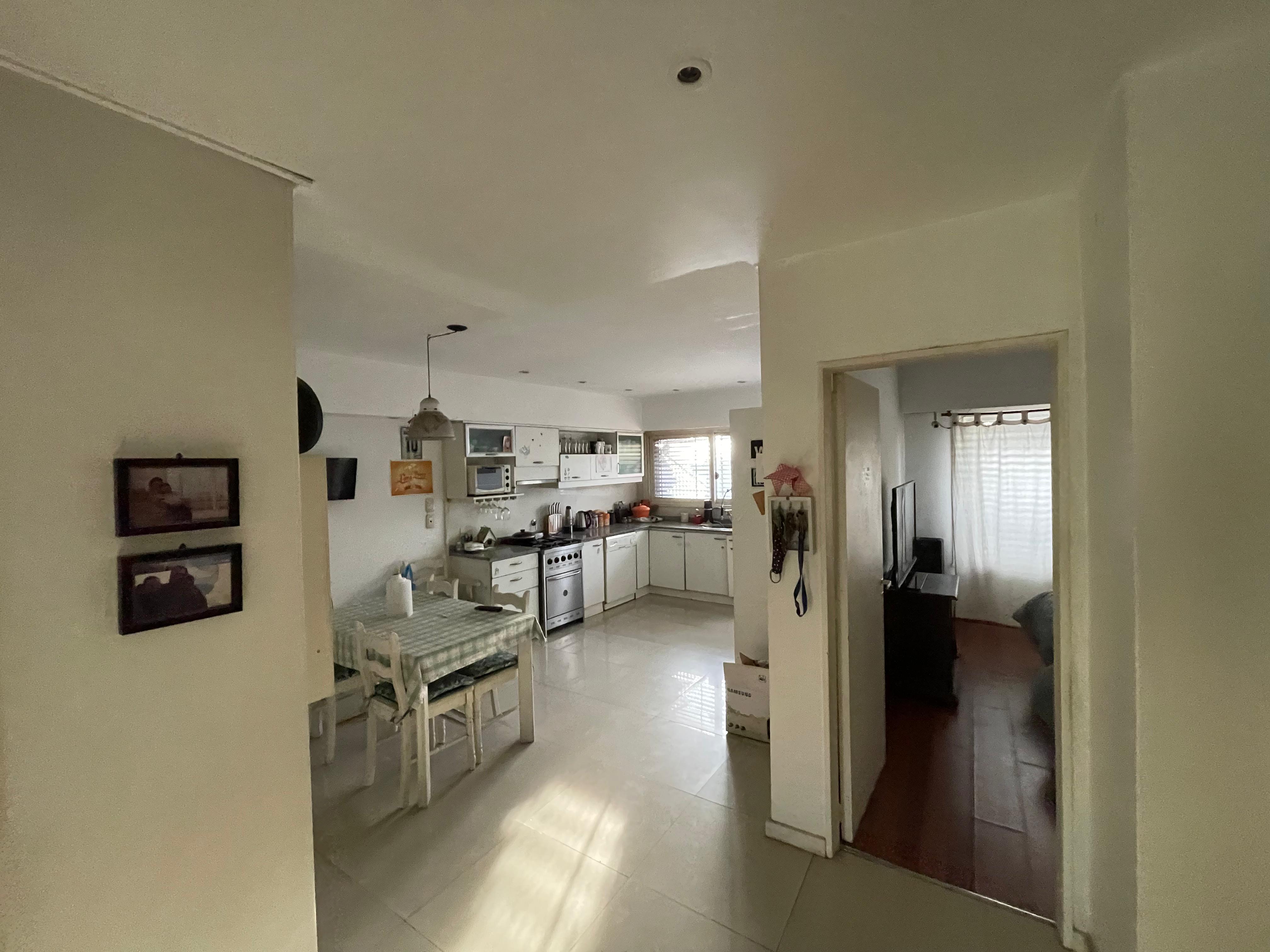 aparopropiedades - Casa en Planta Alta con local abajo 