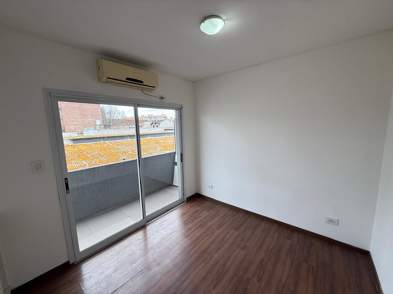 aparopropiedades - Departamento de 2 ambientes en Bernal centro con cochera