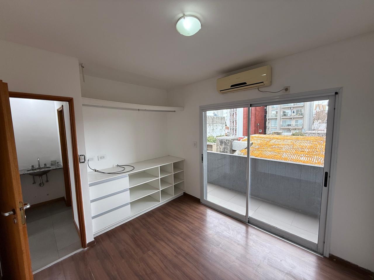 aparopropiedades - Departamento de 2 ambientes en Bernal centro con cochera