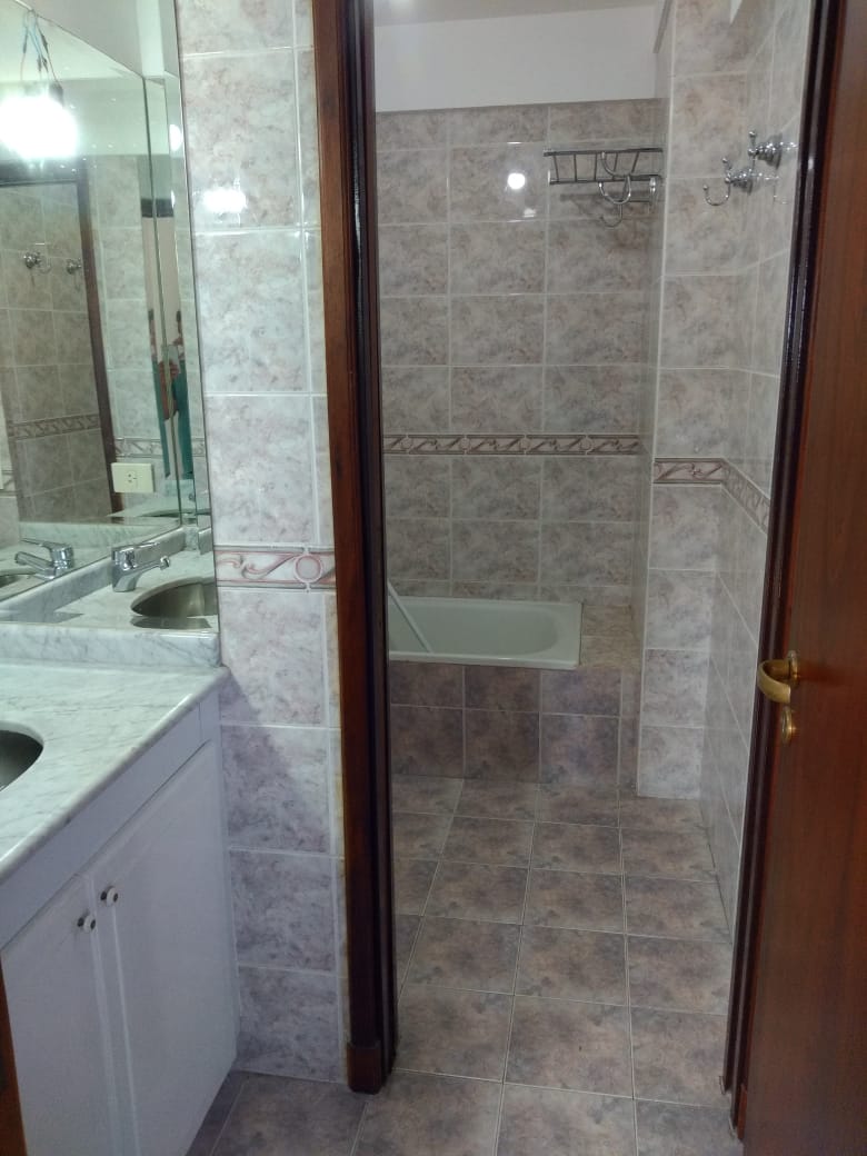 aparopropiedades - Departamento de 4 ambientes con cochera en Quilmes centro