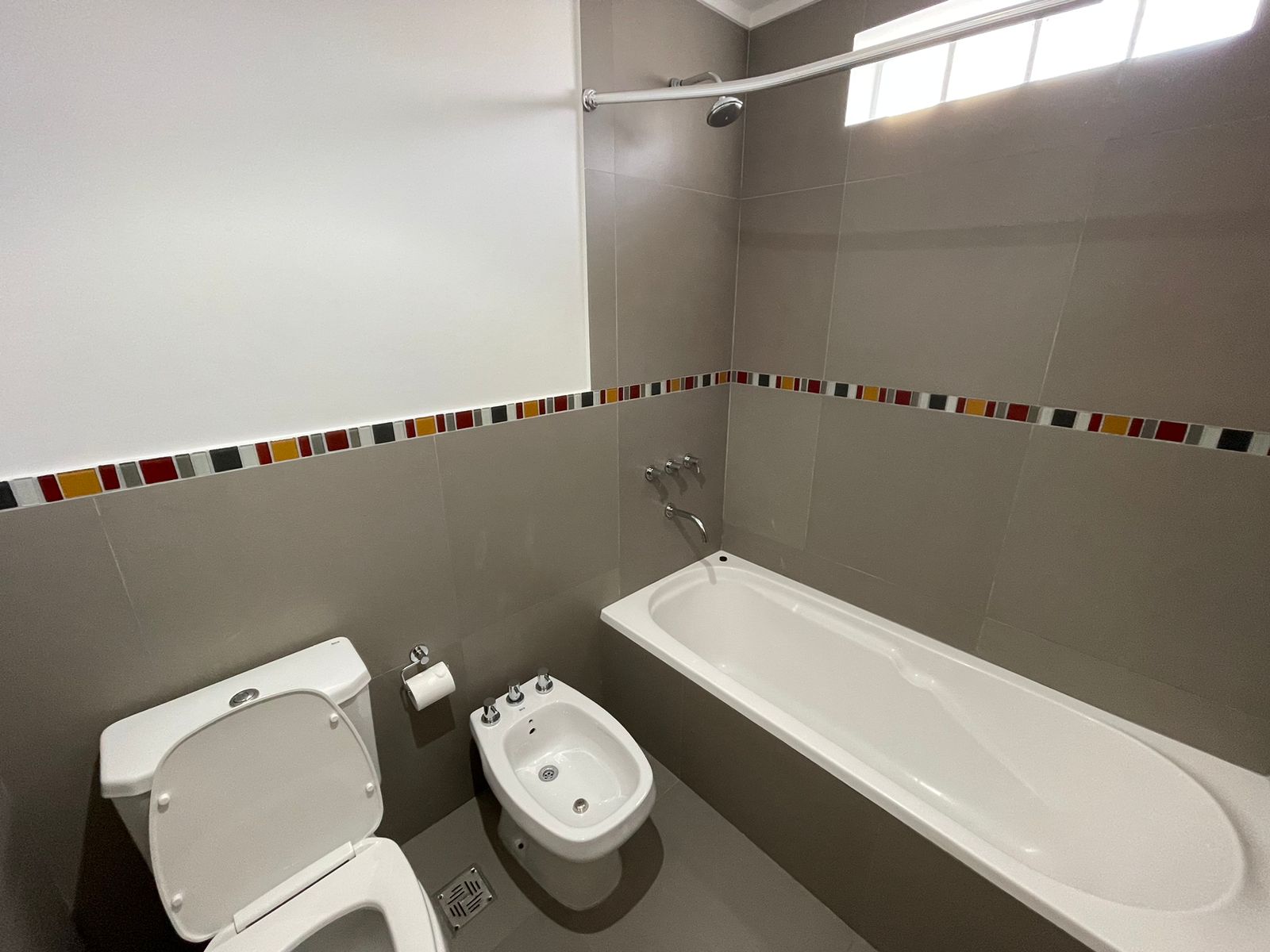 aparopropiedades - Departamento de 3 ambientes con cochera en Bernal Centro