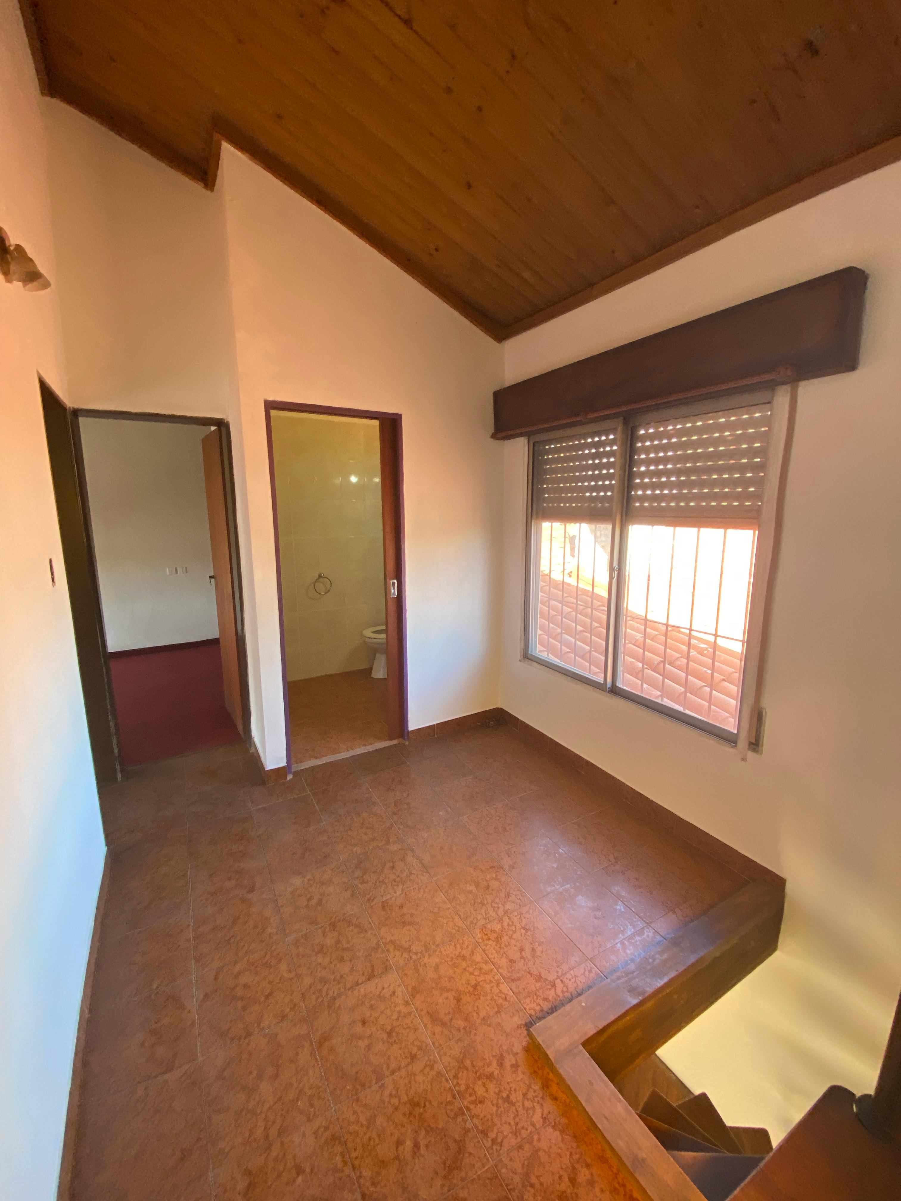 aparopropiedades - Casa 5 Ambientes con Cochera y Fondo Libre con Piscina en Berazategui