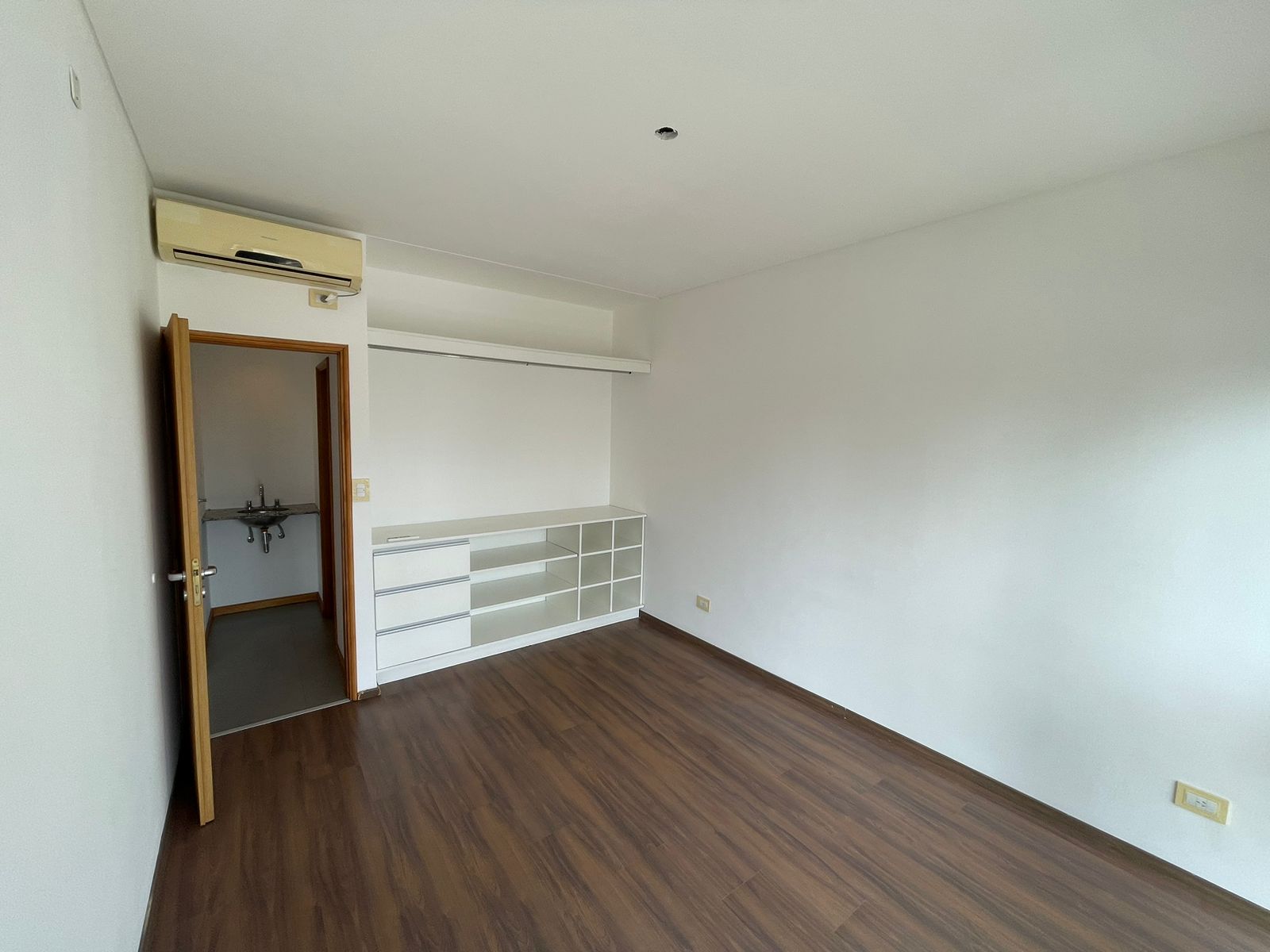 aparopropiedades - Departamento de 3 ambientes con cochera en Bernal Centro