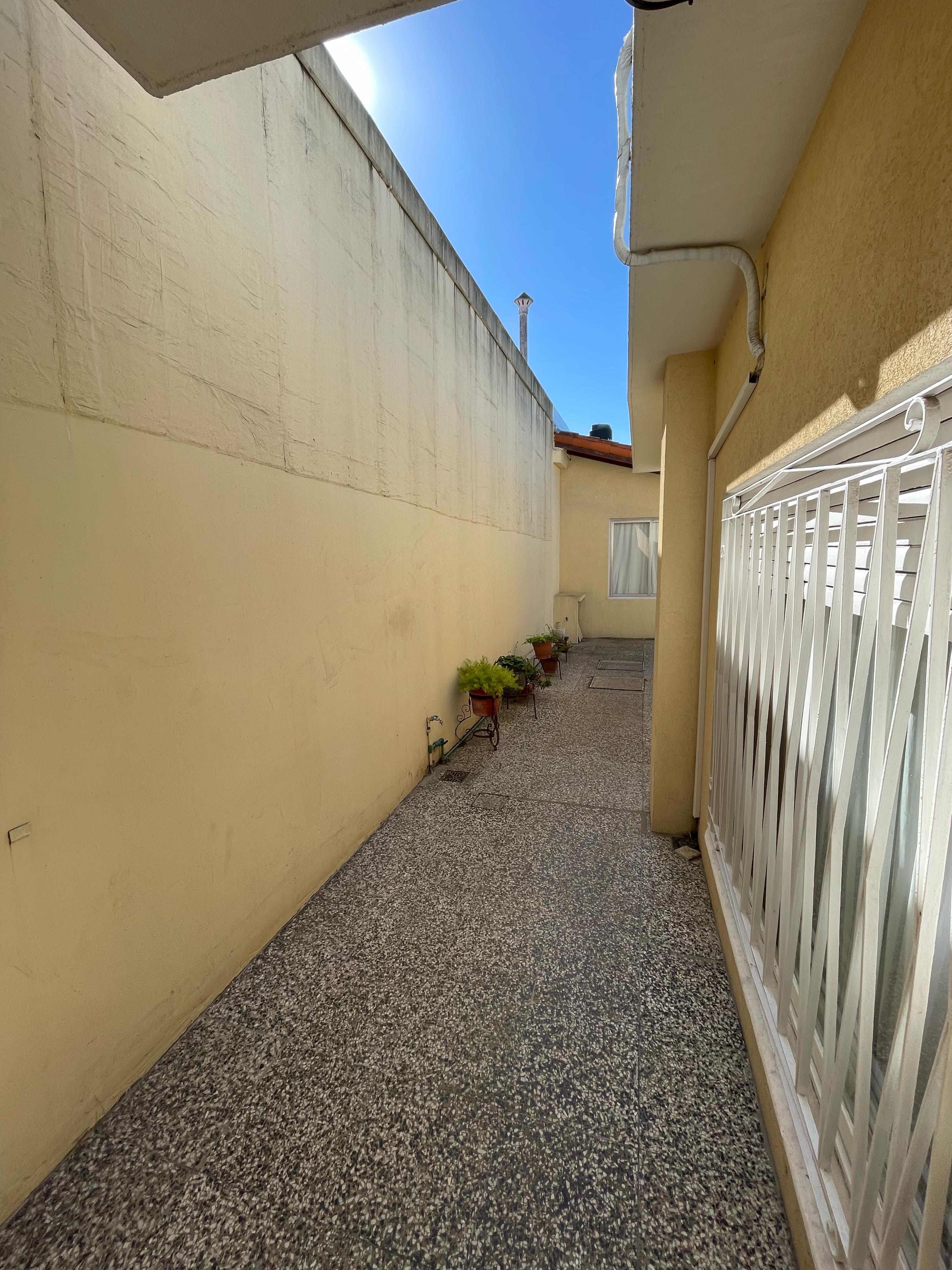 aparopropiedades - Chalet en Quilmes Oeste a la Venta