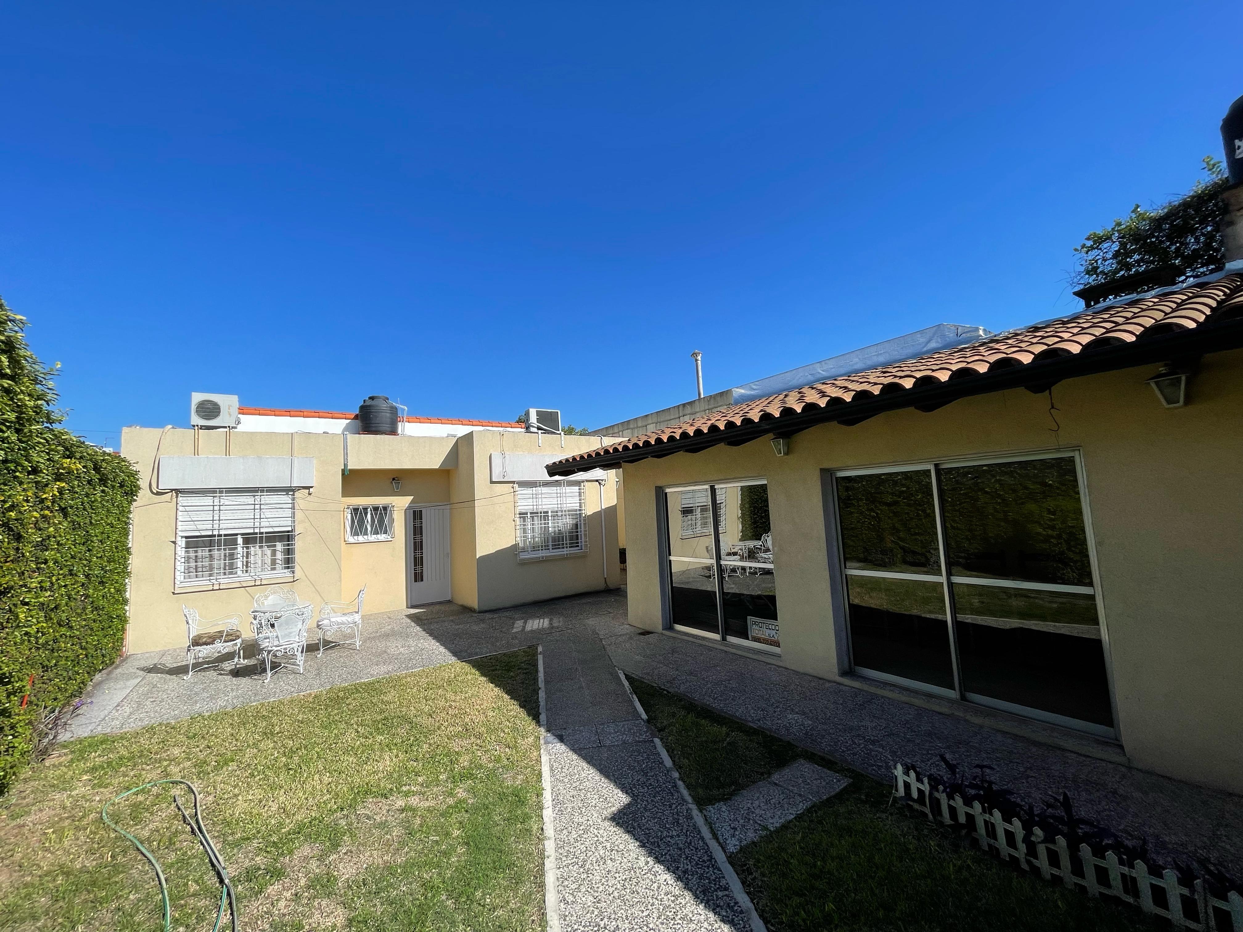 aparopropiedades - Chalet en Quilmes Oeste a la Venta