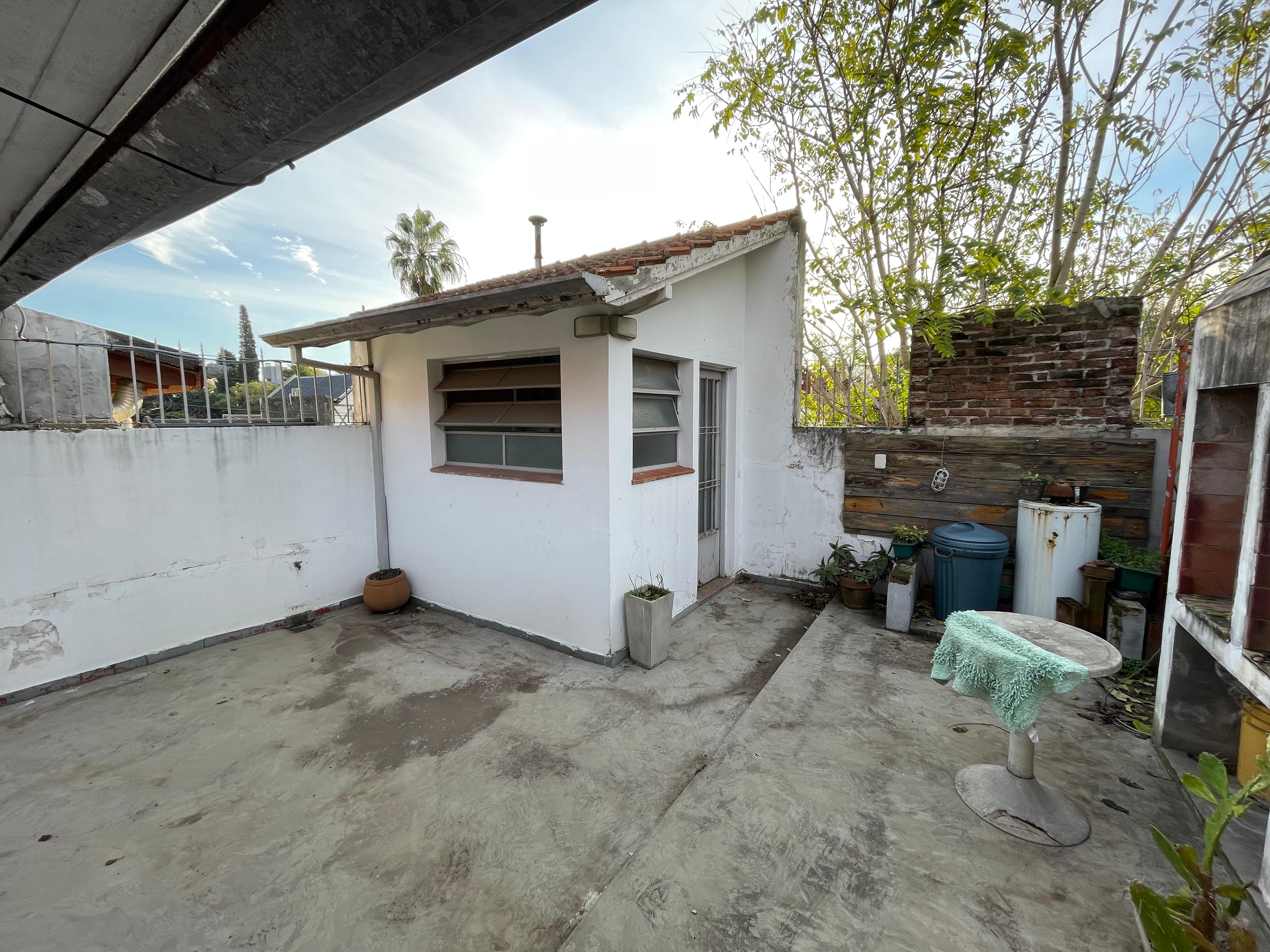 aparopropiedades - Casa en Planta Alta con local abajo 