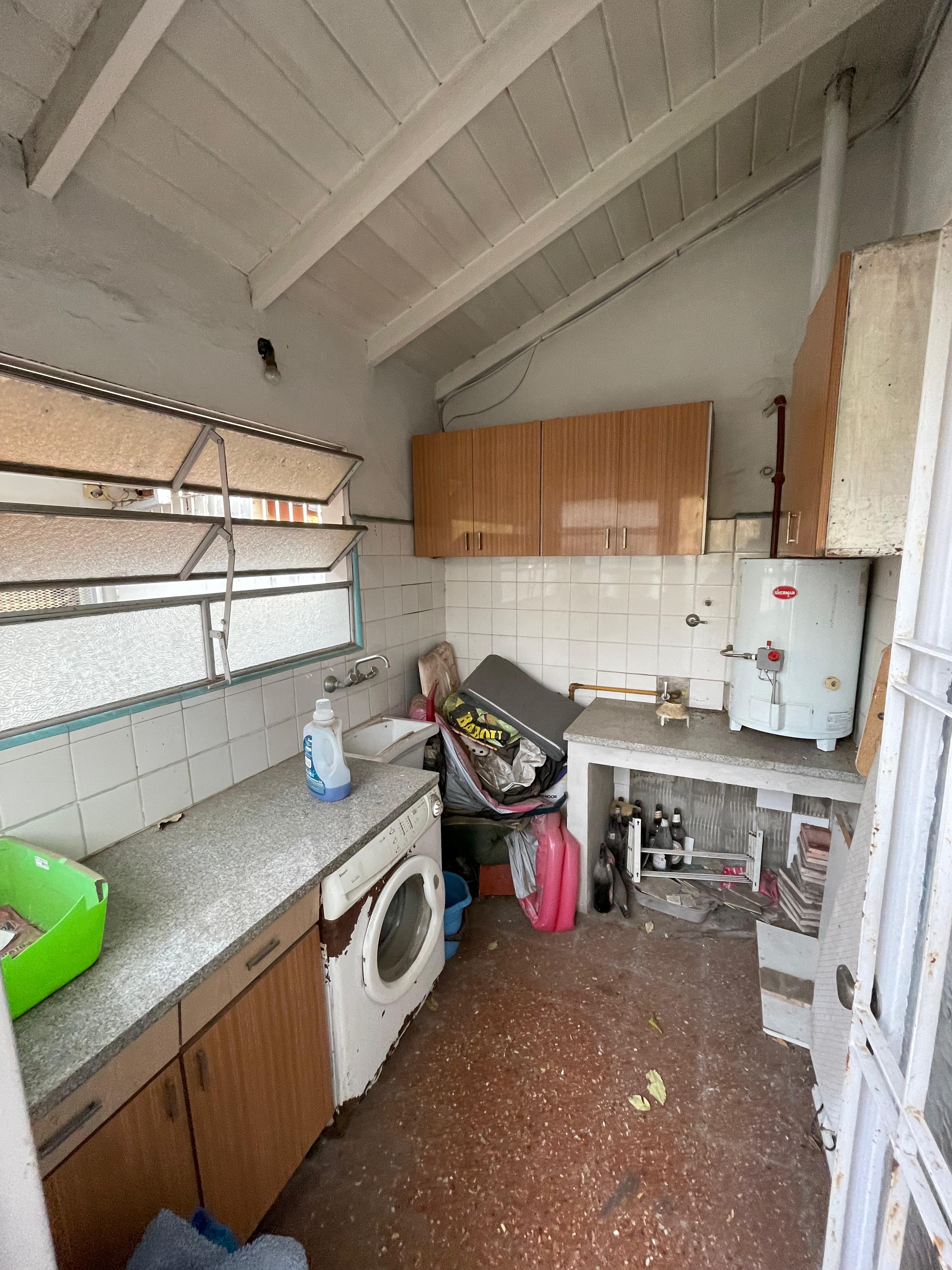aparopropiedades - Casa en Planta Alta con local abajo 