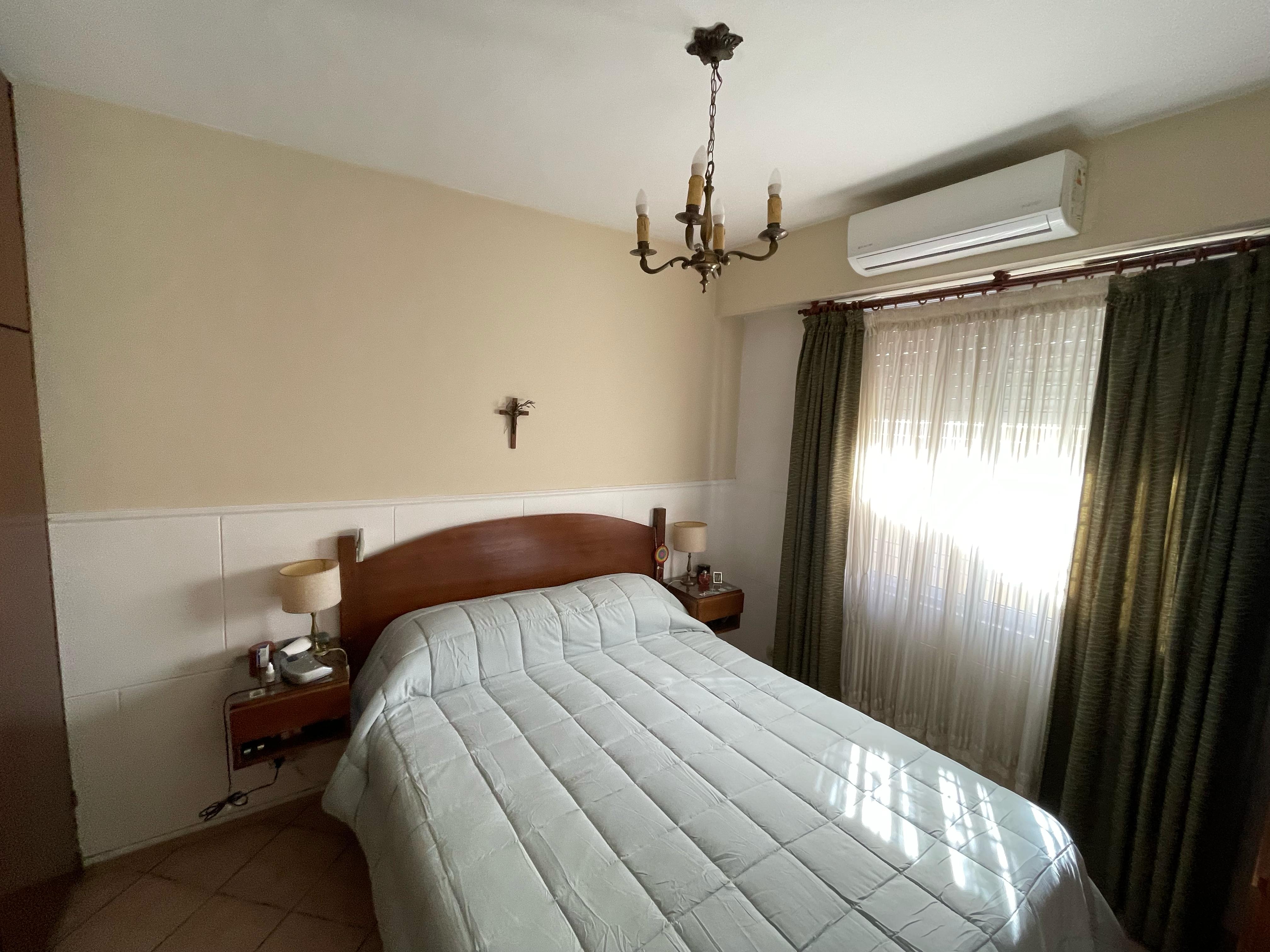 aparopropiedades - Chalet en Quilmes Oeste a la Venta