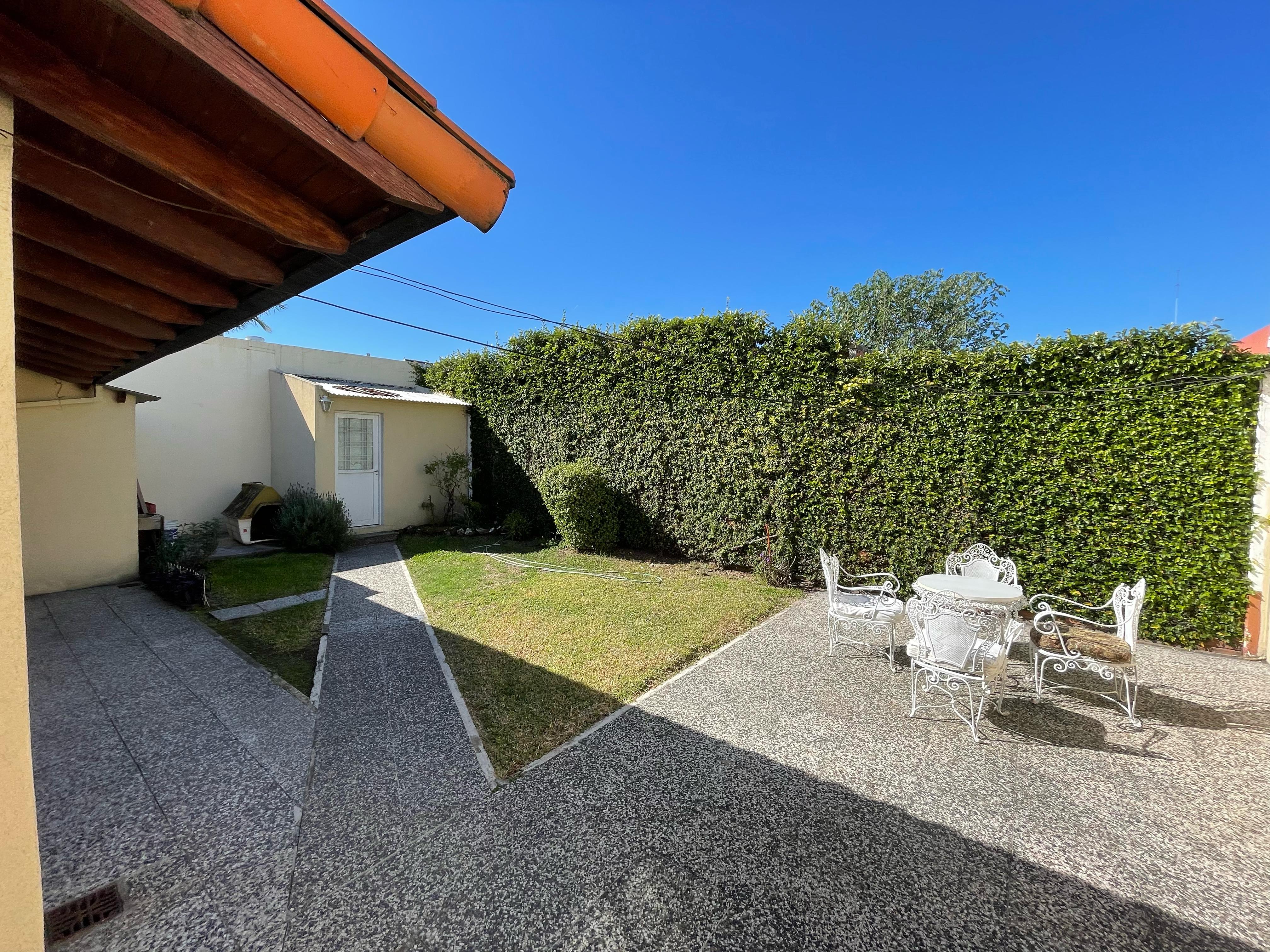 aparopropiedades - Chalet en Quilmes Oeste a la Venta