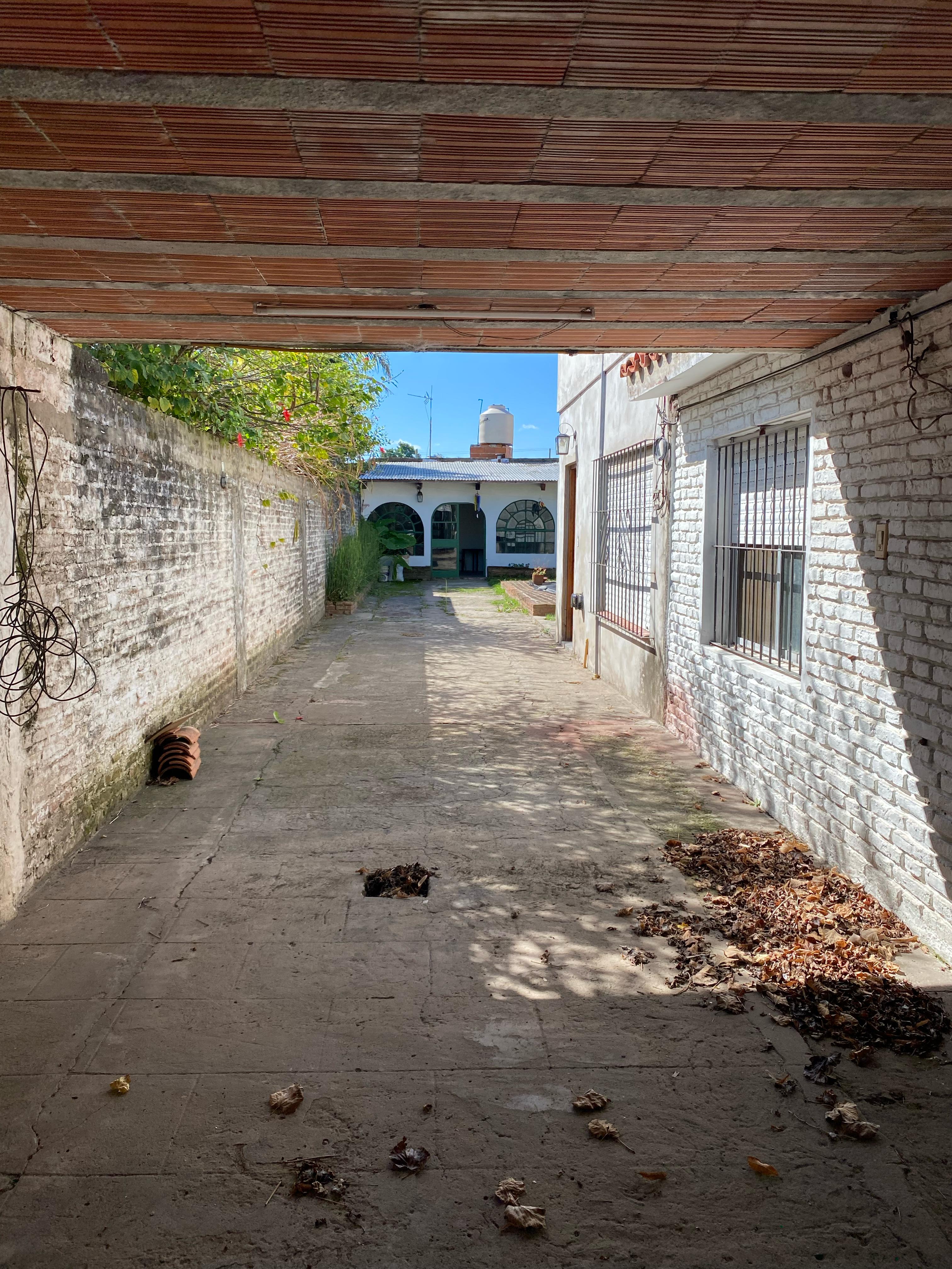 aparopropiedades - Casa 5 Ambientes con Cochera y Fondo Libre con Piscina en Berazategui
