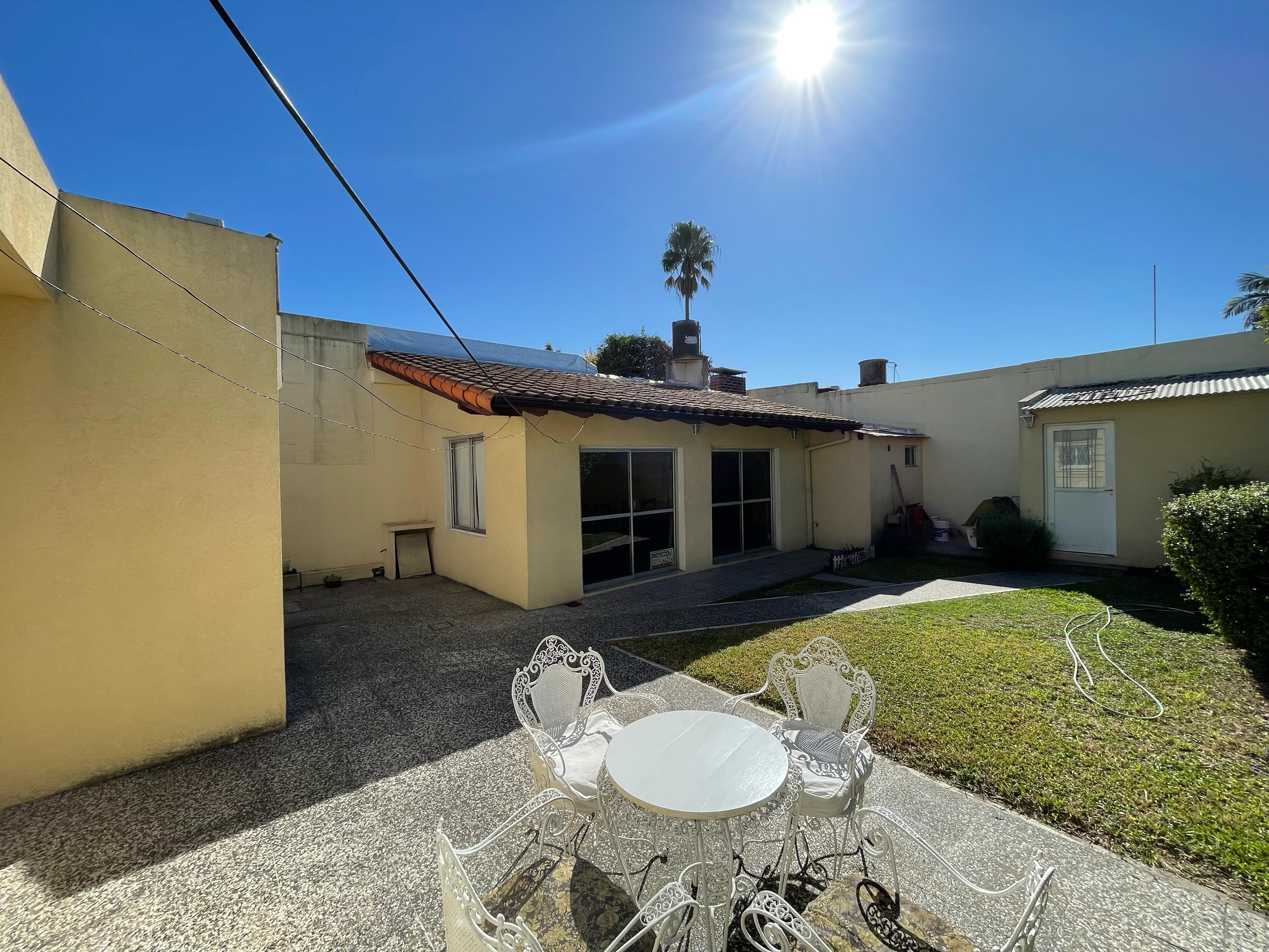 aparopropiedades - Chalet en Quilmes Oeste a la Venta