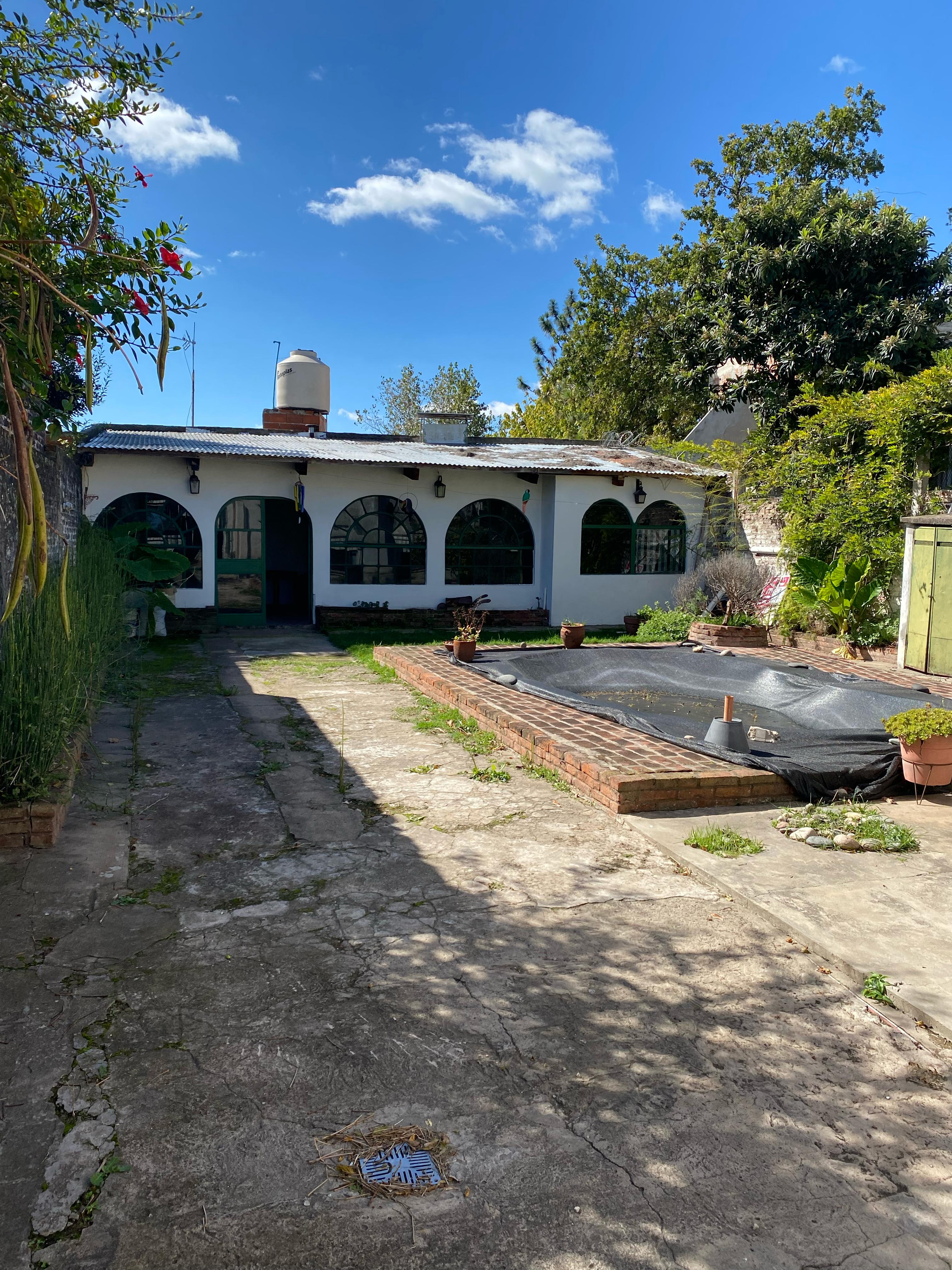 aparopropiedades - Casa 5 Ambientes con Cochera y Fondo Libre con Piscina en Berazategui