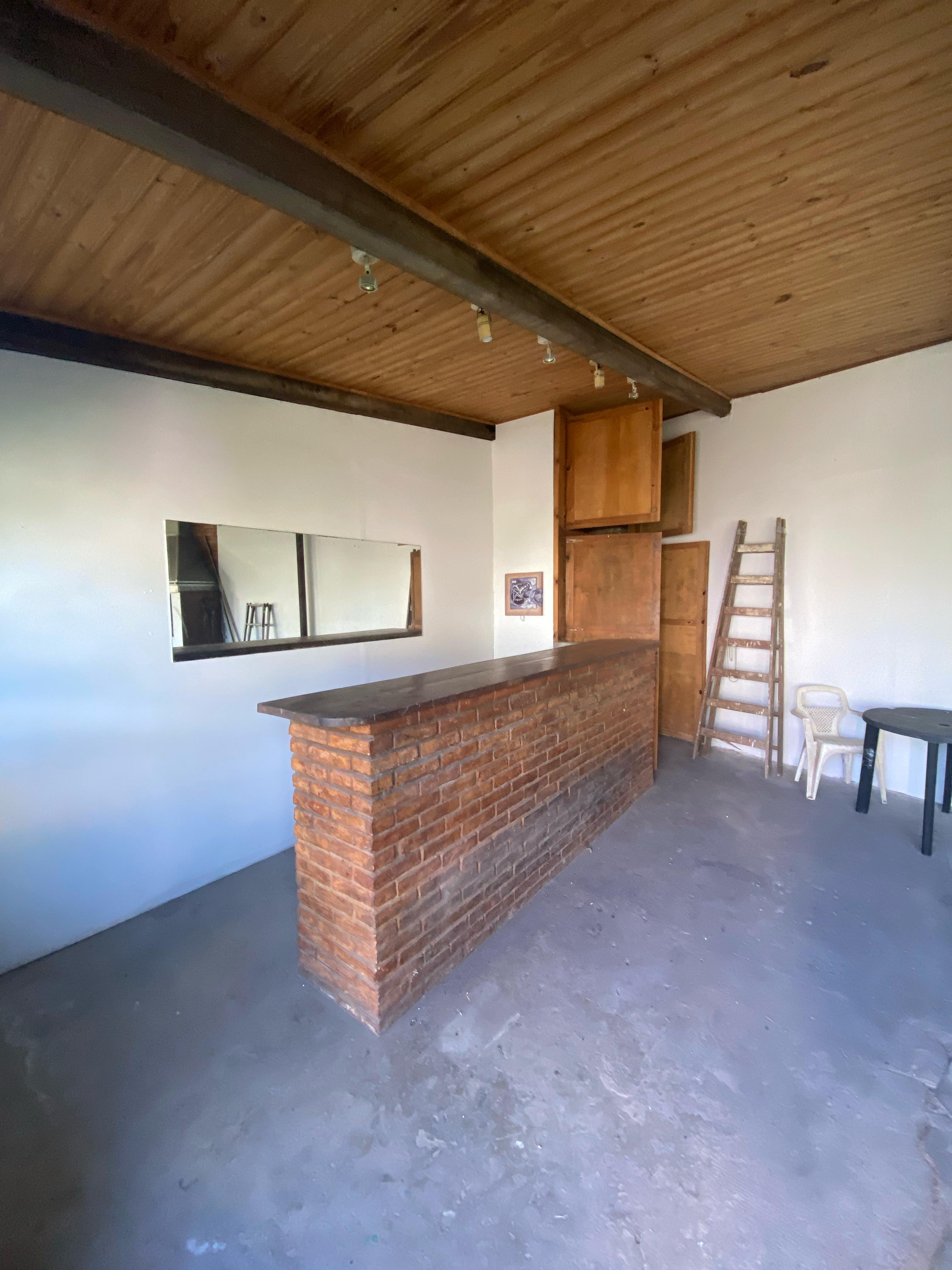 aparopropiedades - Casa 5 Ambientes con Cochera y Fondo Libre con Piscina en Berazategui