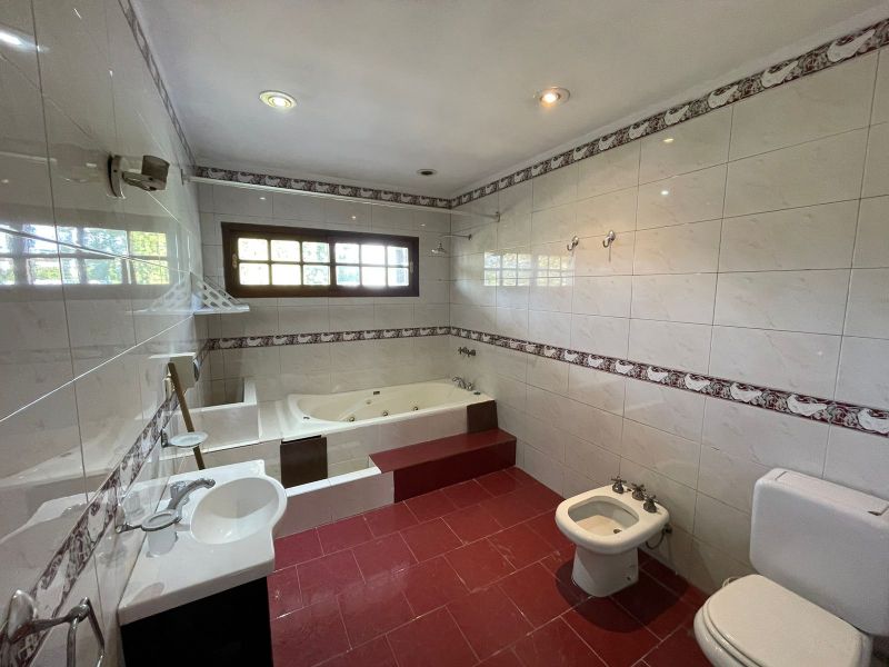 aparopropiedades - Chalet en dos Plantas a la venta