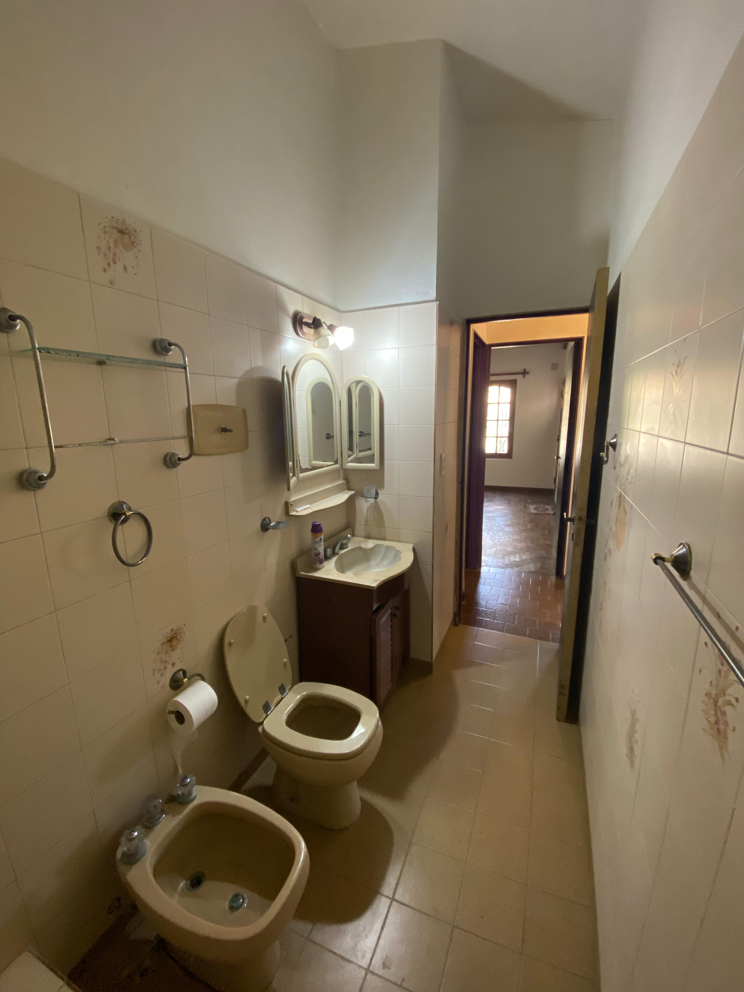 aparopropiedades - Casa 5 Ambientes con Cochera y Fondo Libre con Piscina en Berazategui