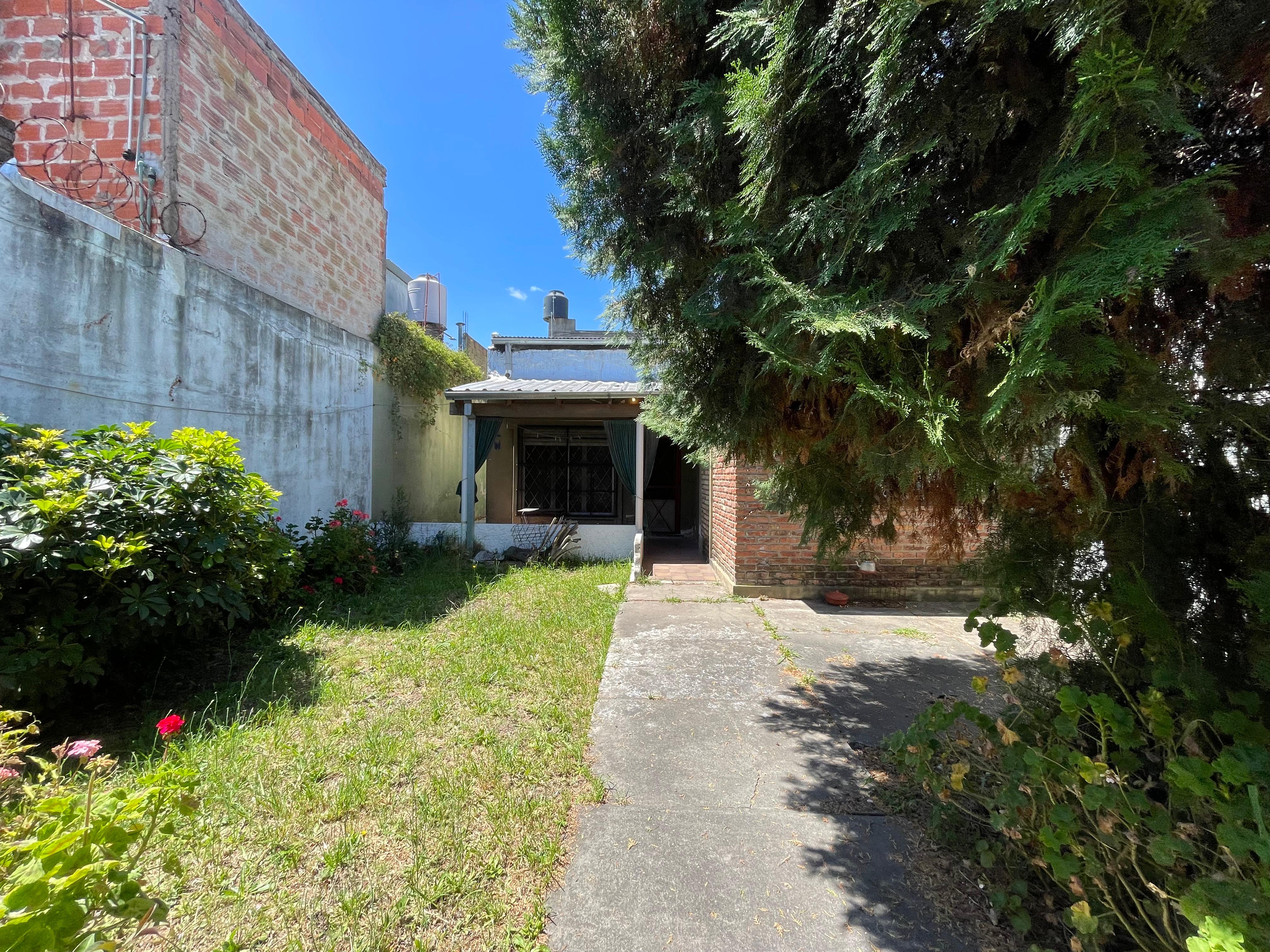 aparopropiedades - Casa en dos plantas a la venta