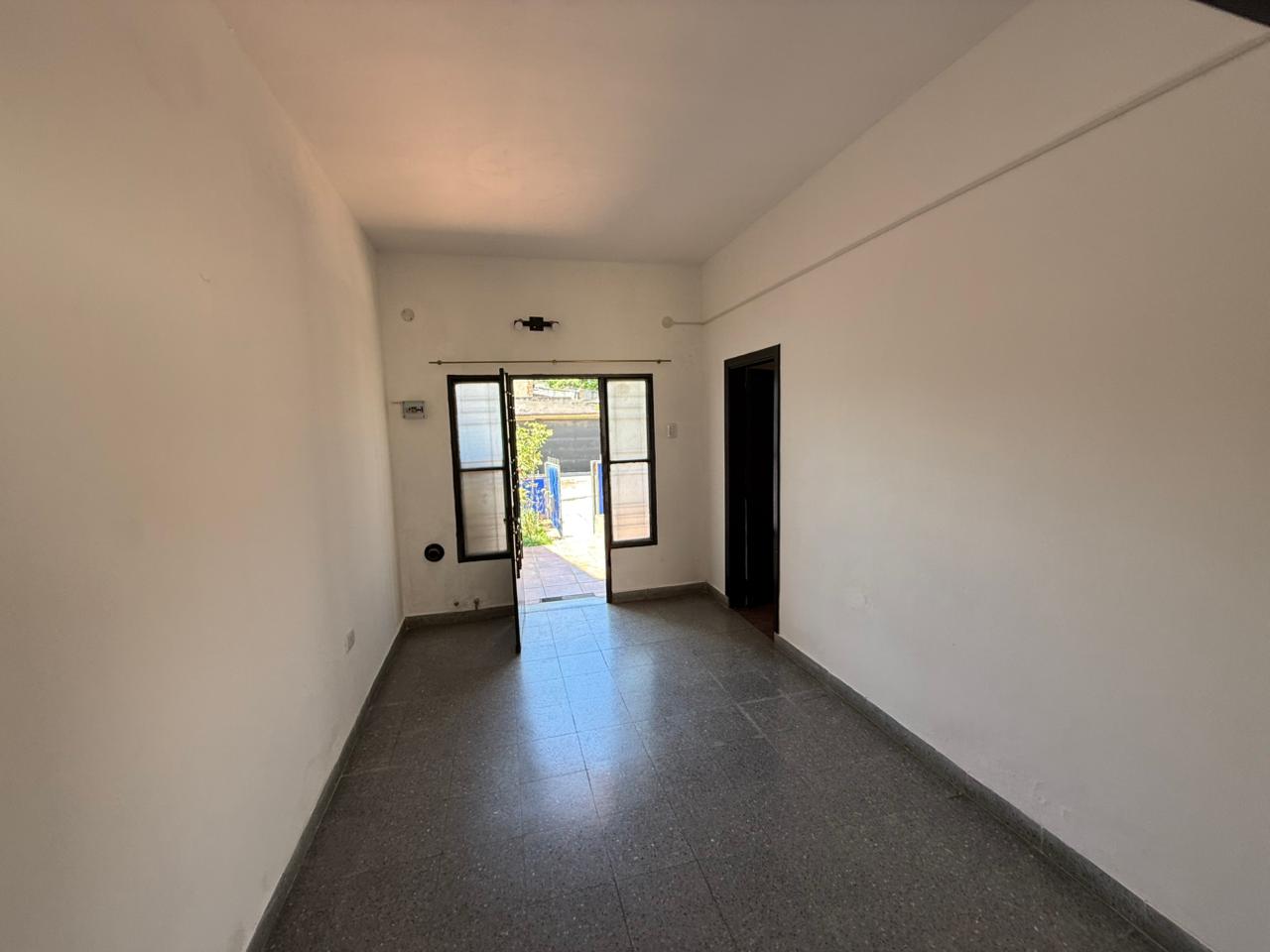 aparopropiedades - Casa con patio en Quilmes 