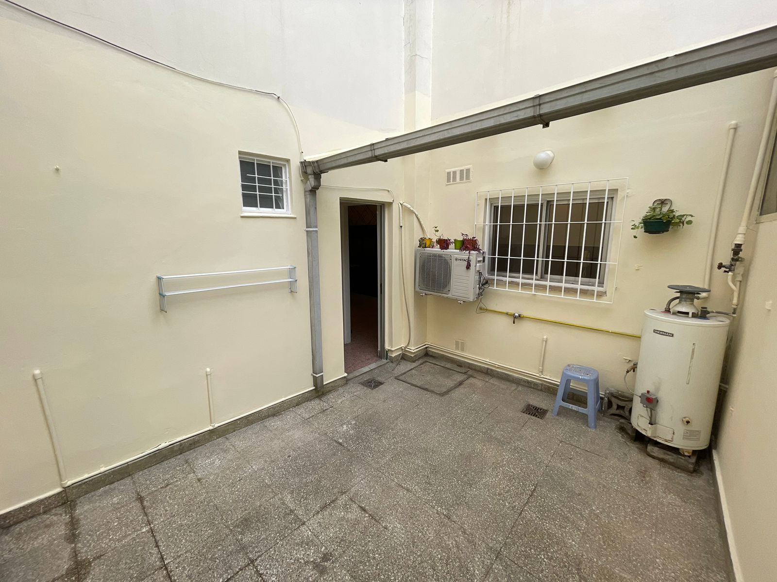 aparopropiedades - Departamento de 2 ambientes con patio en Quilmes Oeste