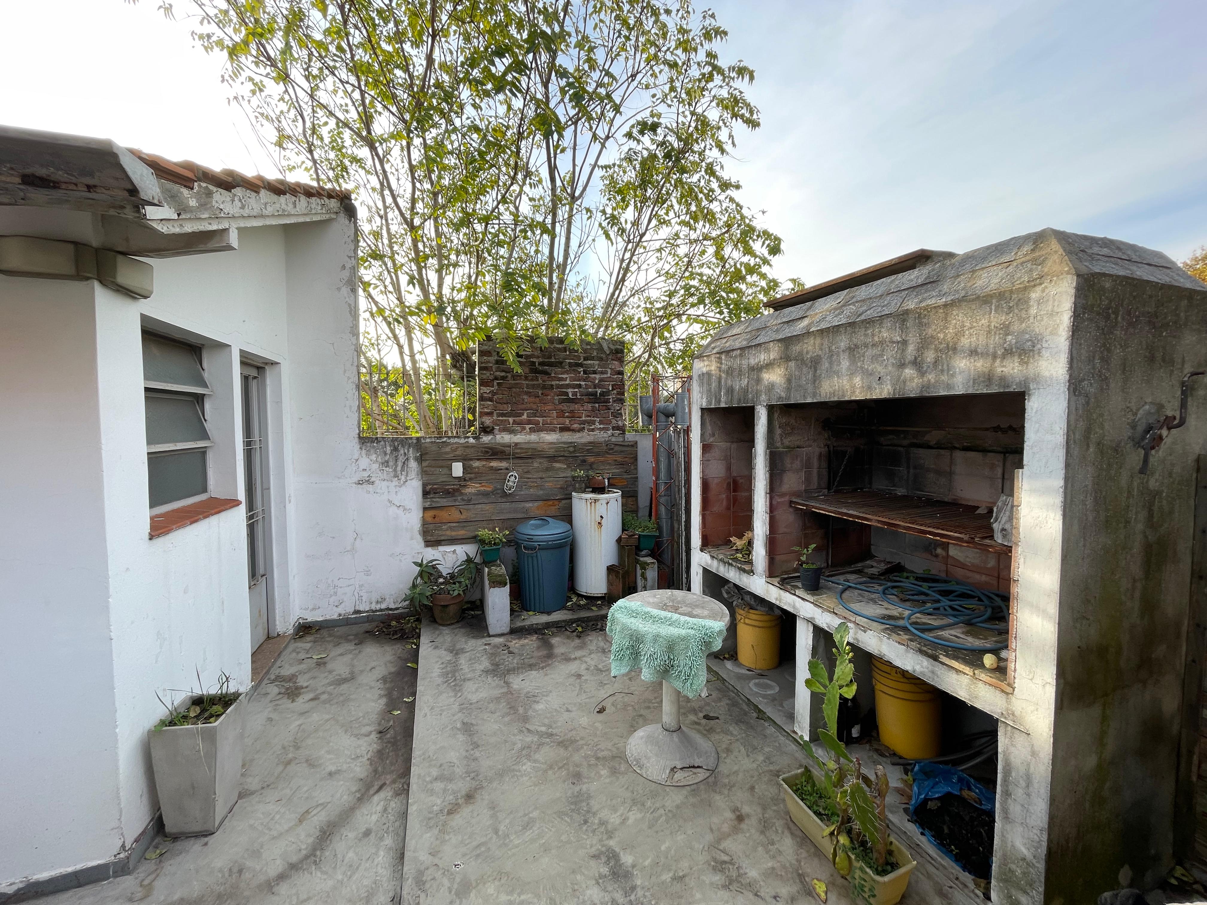 aparopropiedades - Casa en Planta Alta con local abajo 