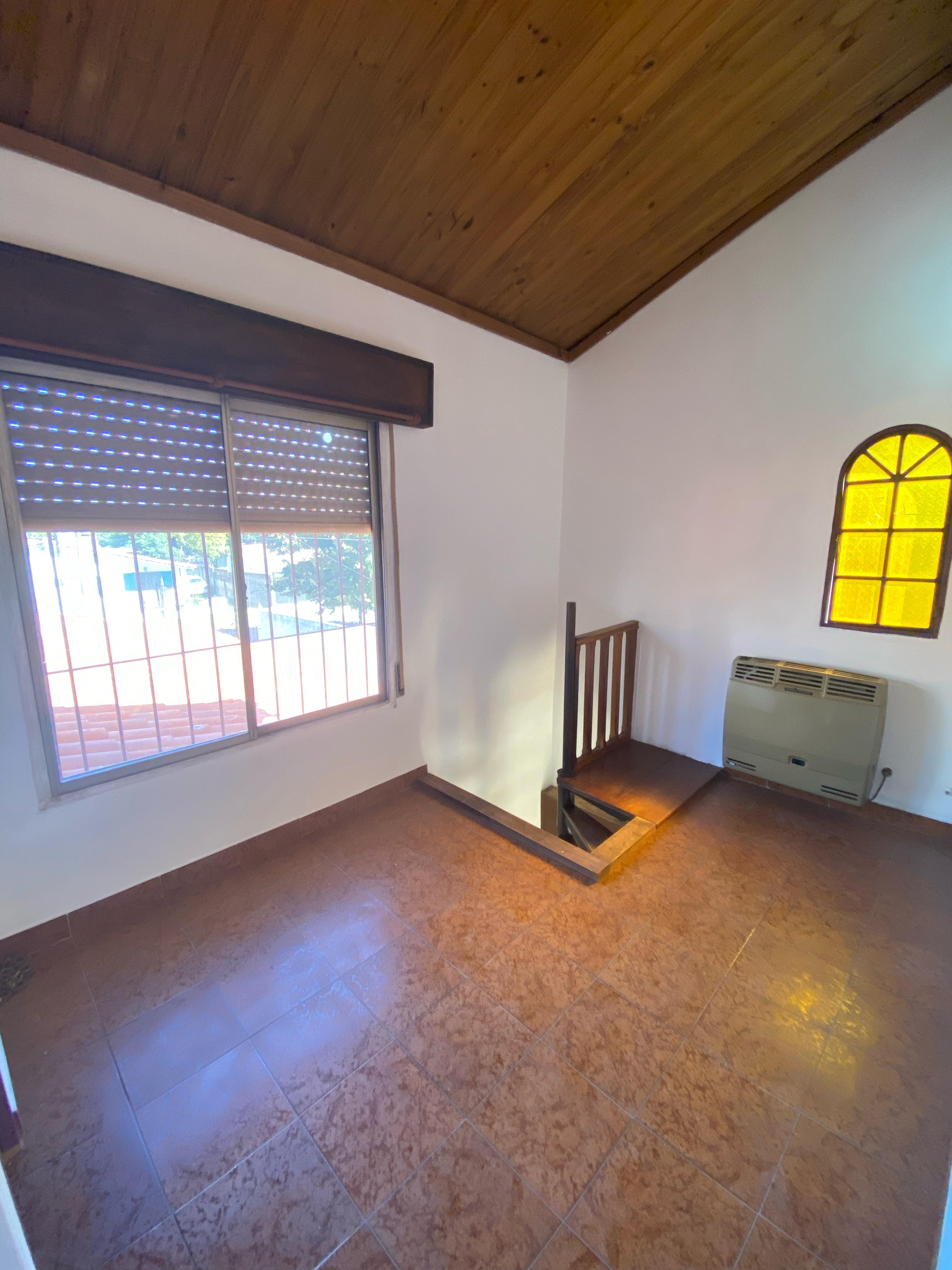 aparopropiedades - Casa 5 Ambientes con Cochera y Fondo Libre con Piscina en Berazategui