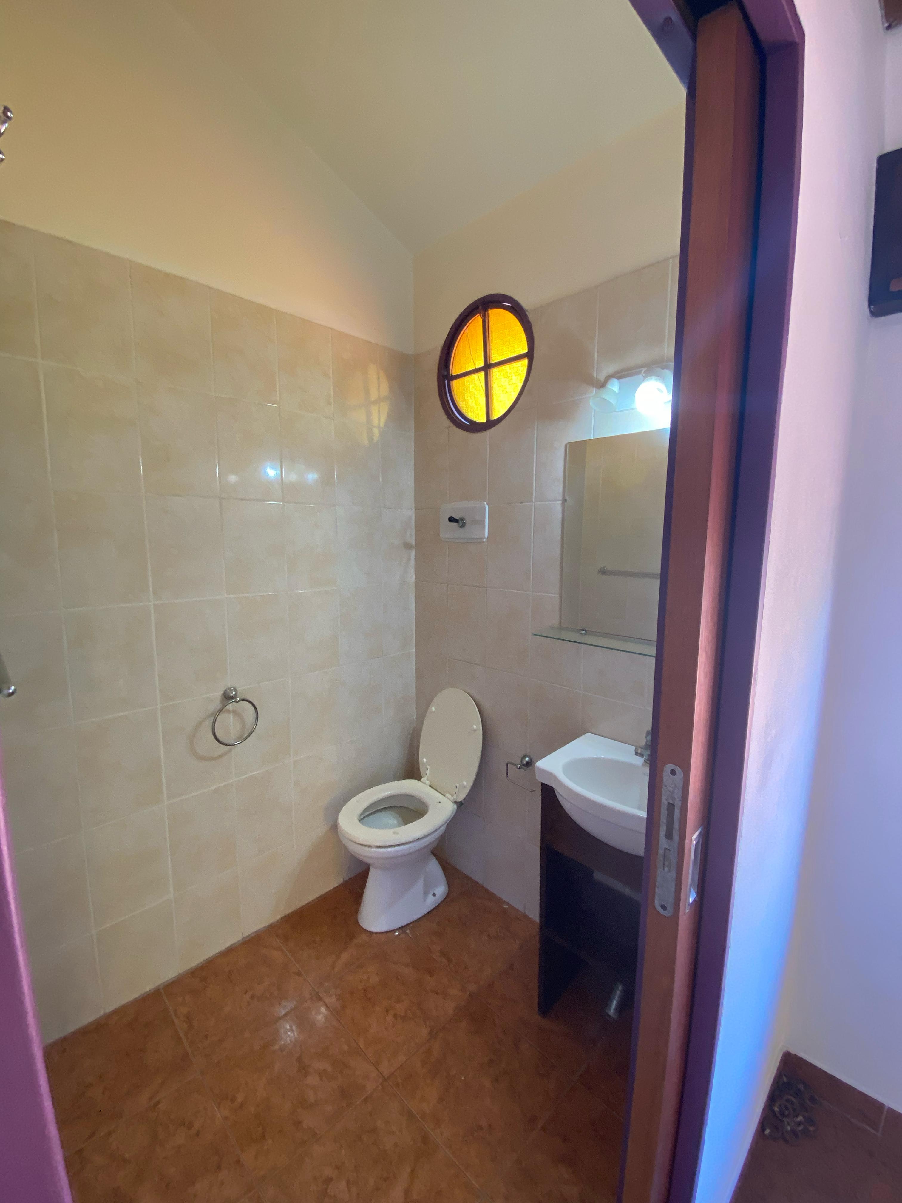 aparopropiedades - Casa 5 Ambientes con Cochera y Fondo Libre con Piscina en Berazategui