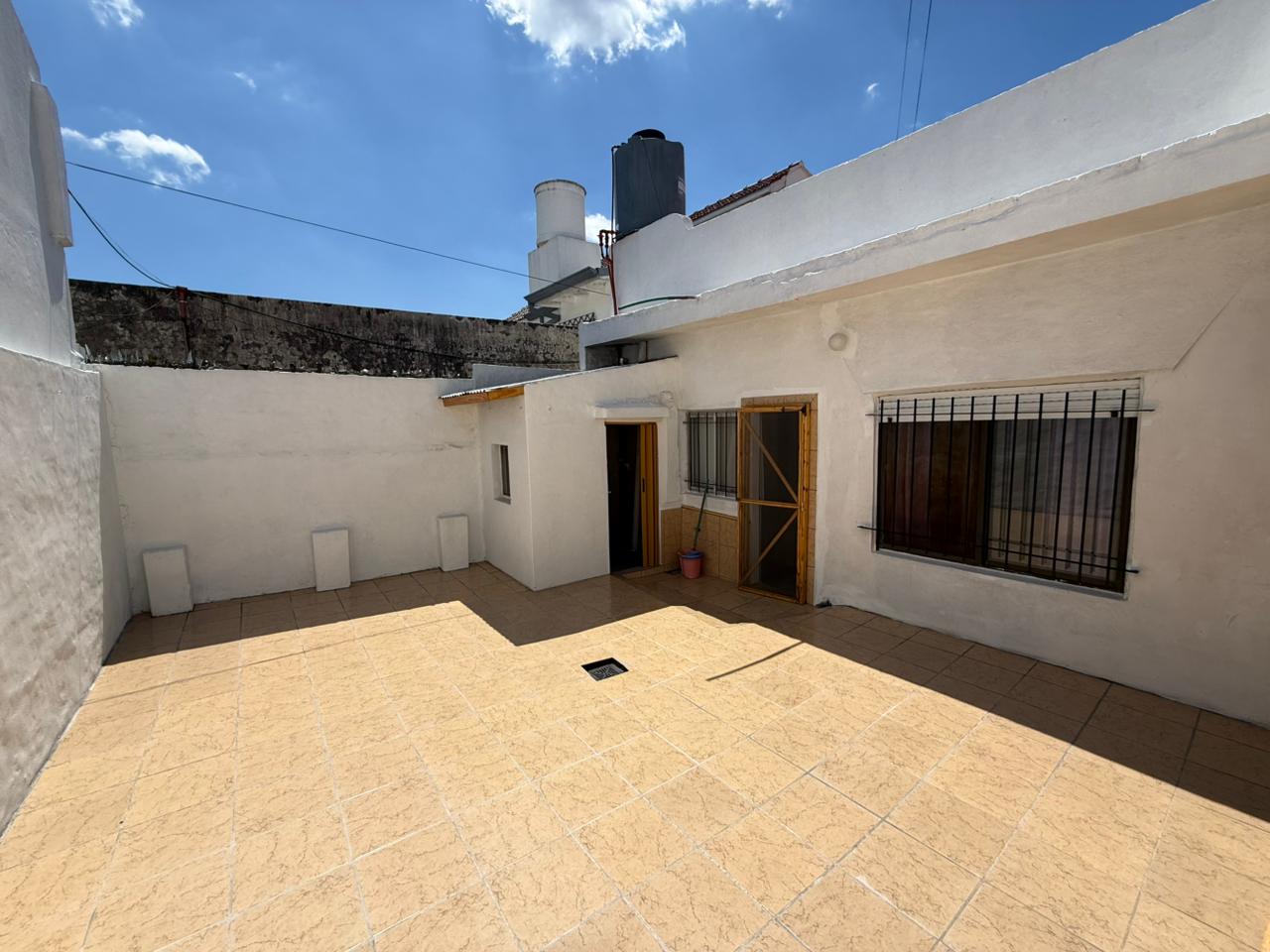 aparopropiedades - Casa con patio en Quilmes 