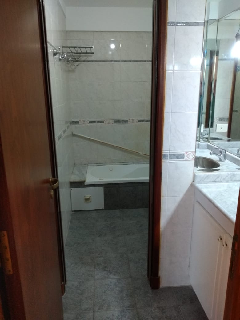 aparopropiedades - Departamento de 4 ambientes con cochera en Quilmes centro